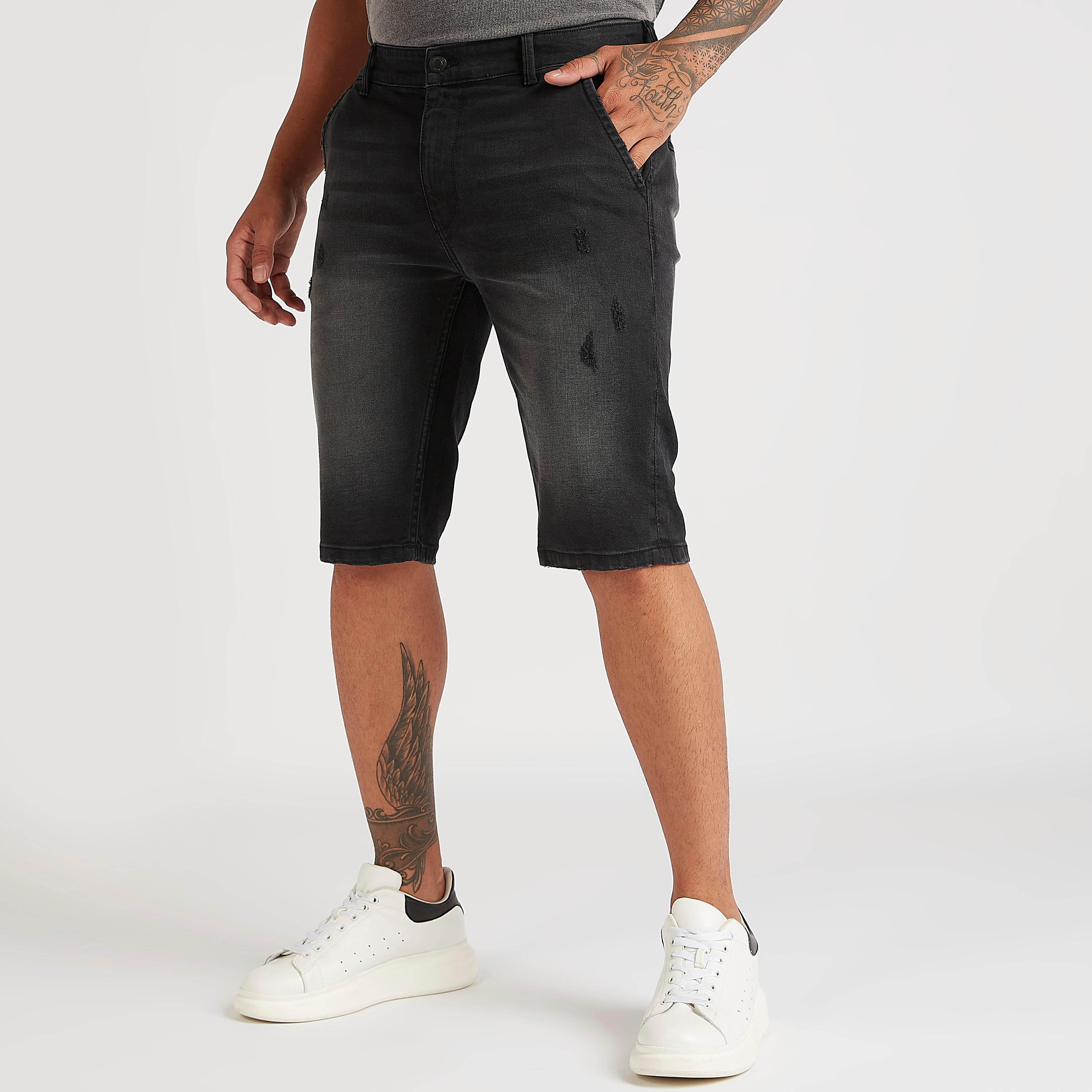 شورت سادة مضلّع بخصر متوسّط الارتفاع وزر إغلاق-men-clothing-bottoms-shorts-image-6