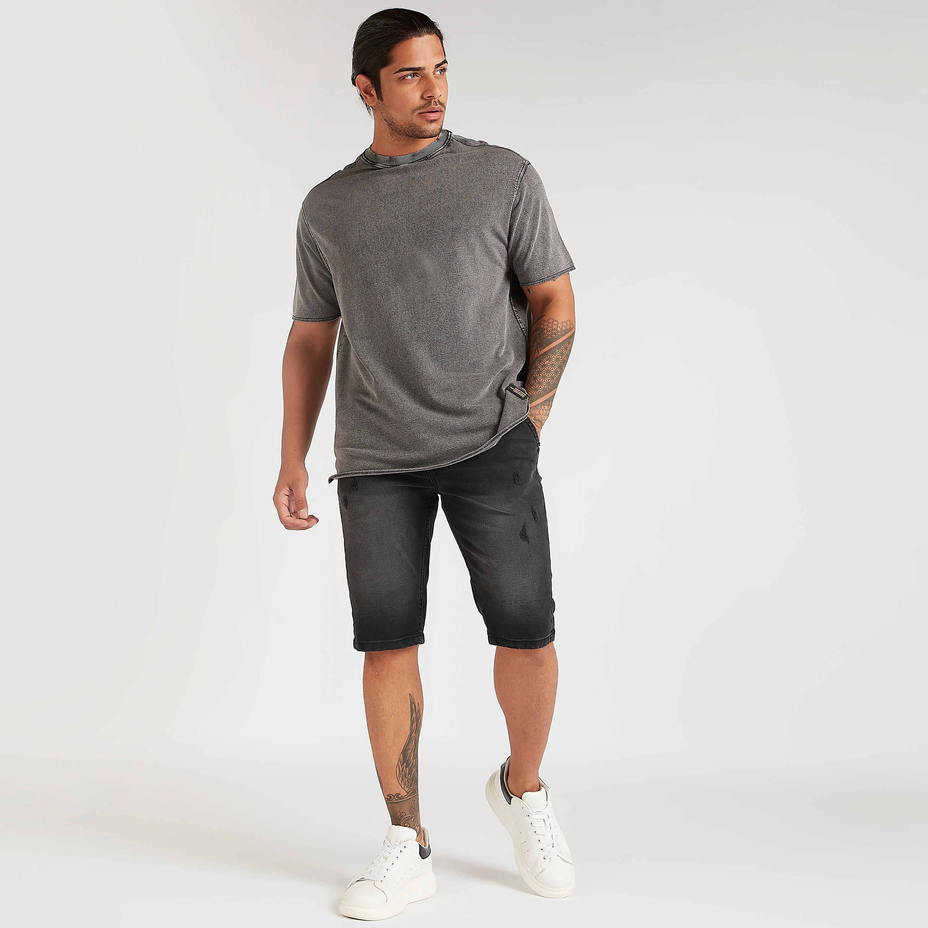 شورت سادة مضلّع بخصر متوسّط الارتفاع وزر إغلاق-men-clothing-bottoms-shorts-image-5