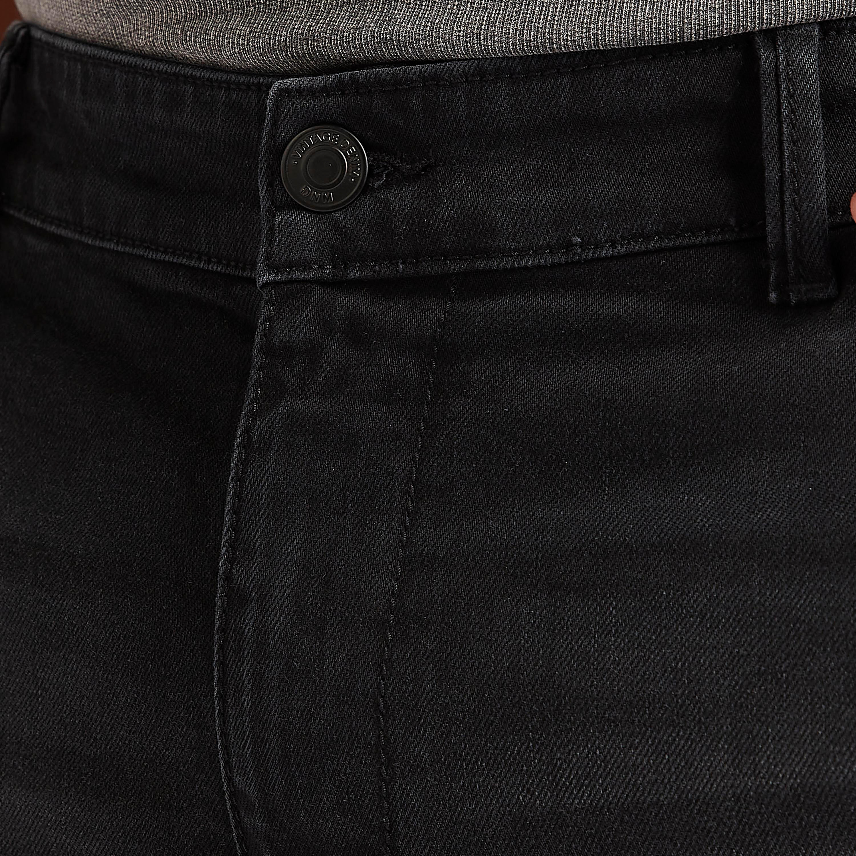 شورت سادة مضلّع بخصر متوسّط الارتفاع وزر إغلاق-men-clothing-bottoms-shorts-image-4