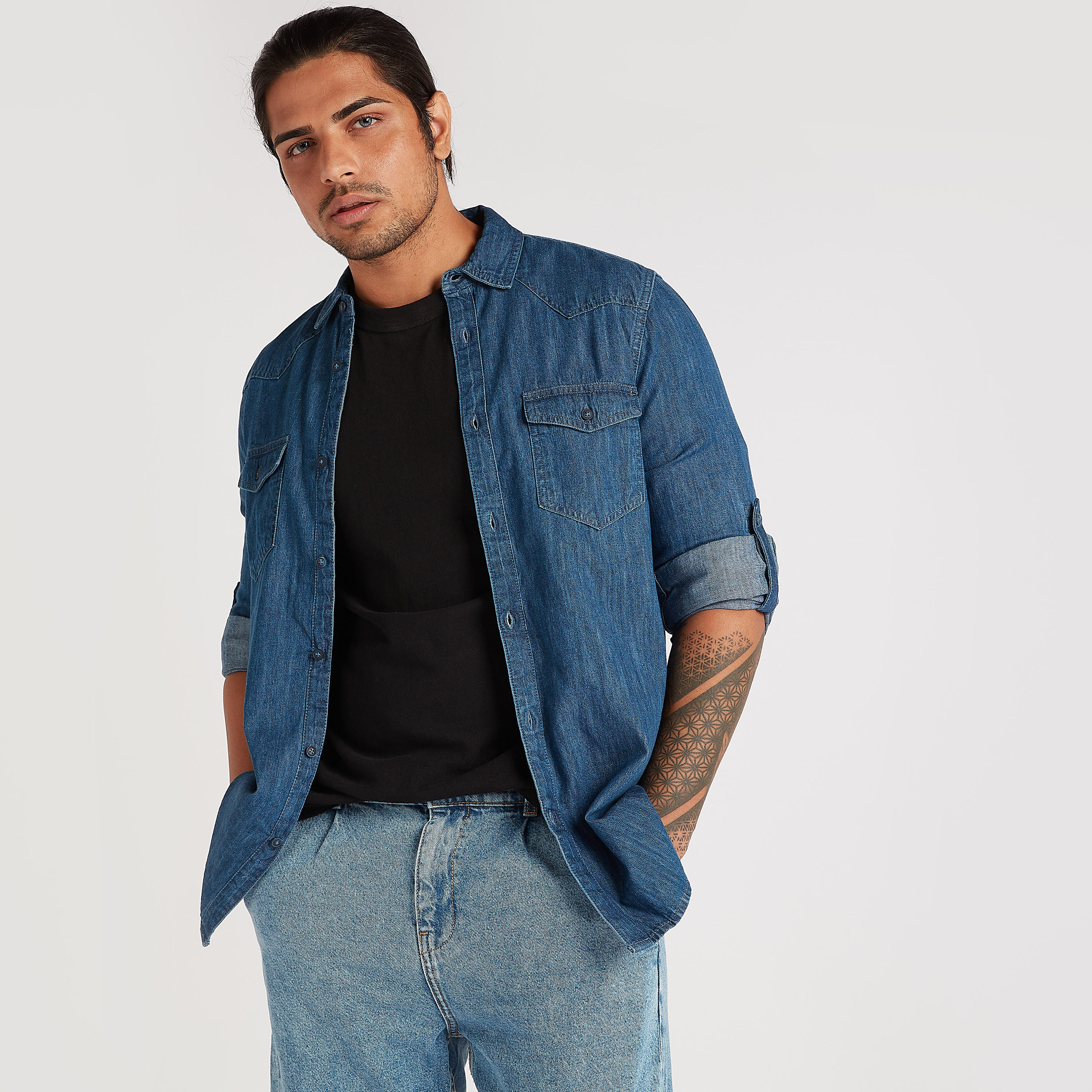 قميص دنيم بارز الملمس بأكمام قصيرة وجيب على الصدر-men-clothing-shirts-image-1