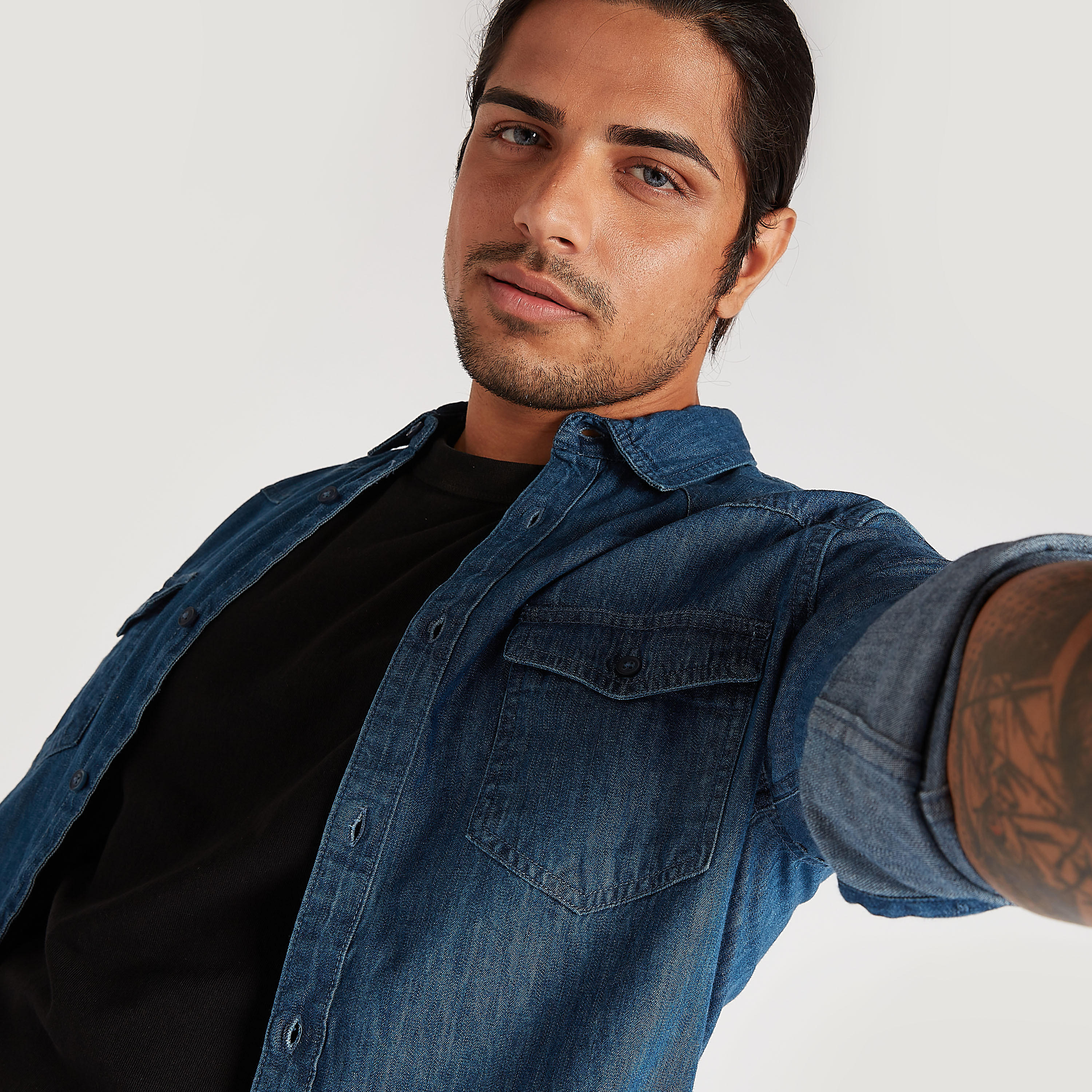 قميص دنيم بارز الملمس بأكمام قصيرة وجيب على الصدر-men-clothing-shirts-image-3