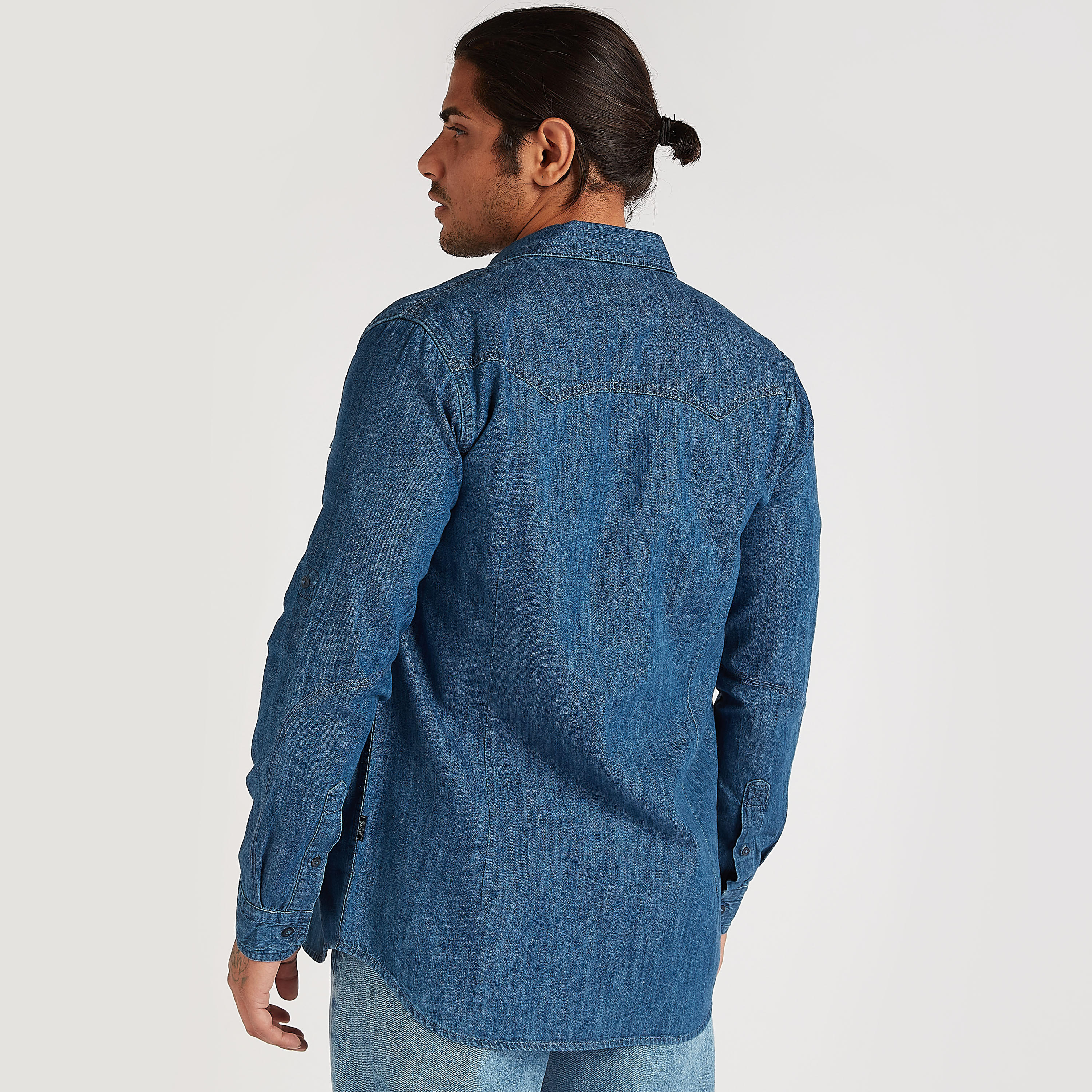 قميص دنيم بارز الملمس بأكمام قصيرة وجيب على الصدر-men-clothing-shirts-image-4