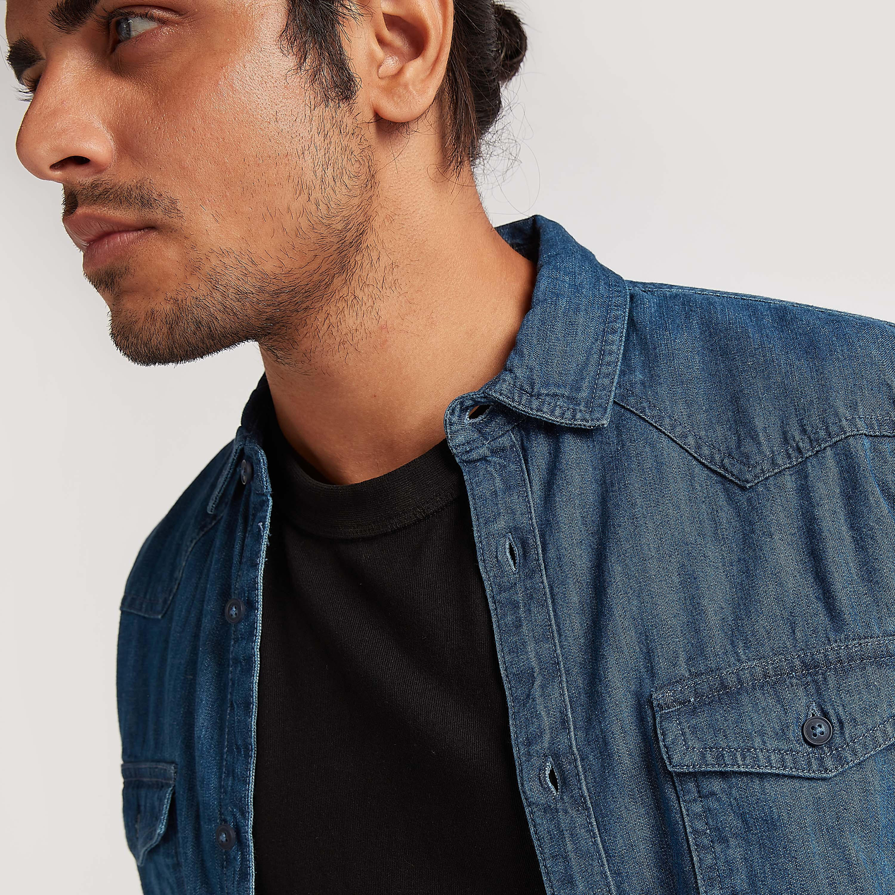 قميص دنيم بارز الملمس بأكمام قصيرة وجيب على الصدر-men-clothing-shirts-image-5