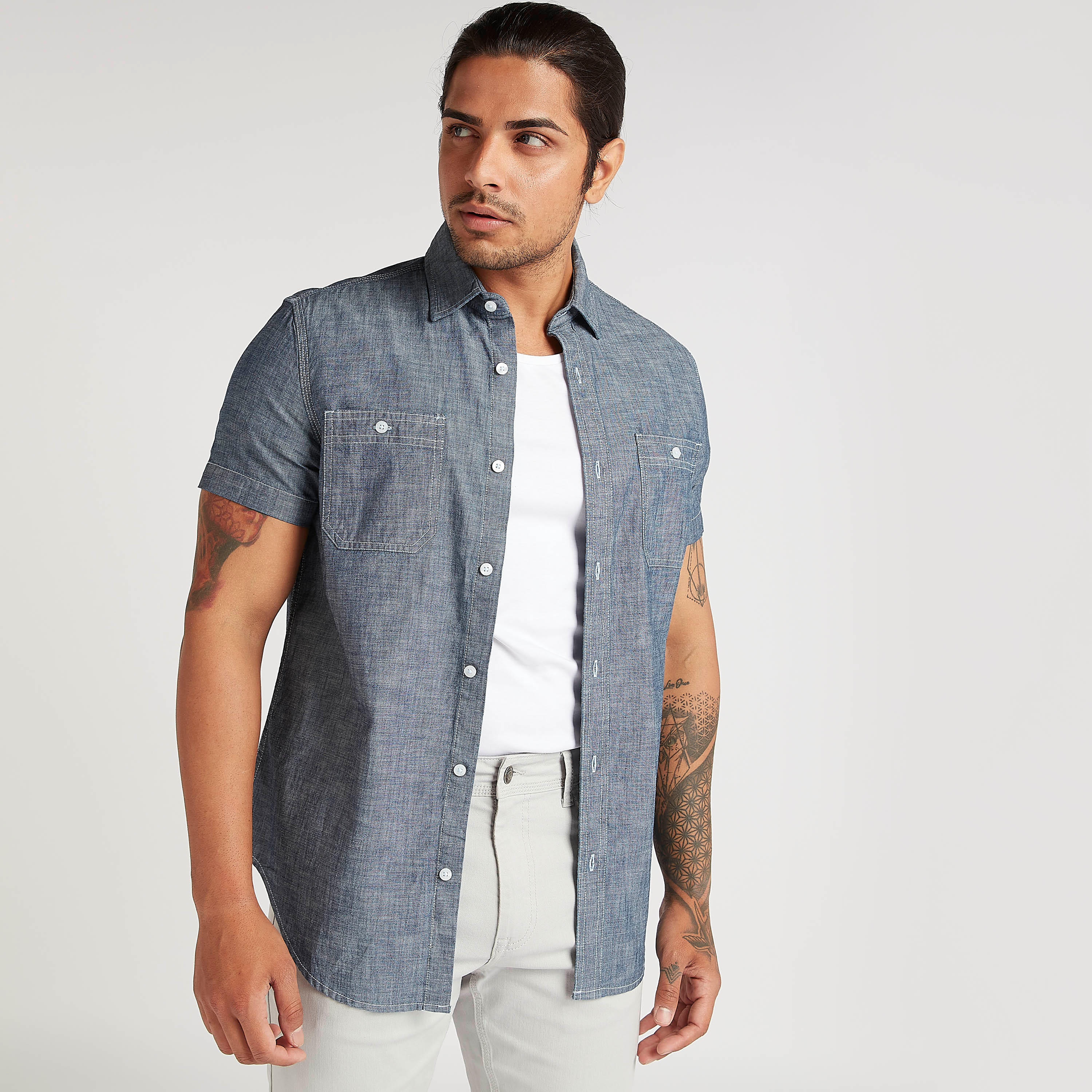 قميص دنيم بارز الملمس وأكمام قصيرة ورقعة جيوب-men-clothing-shirts-image-1