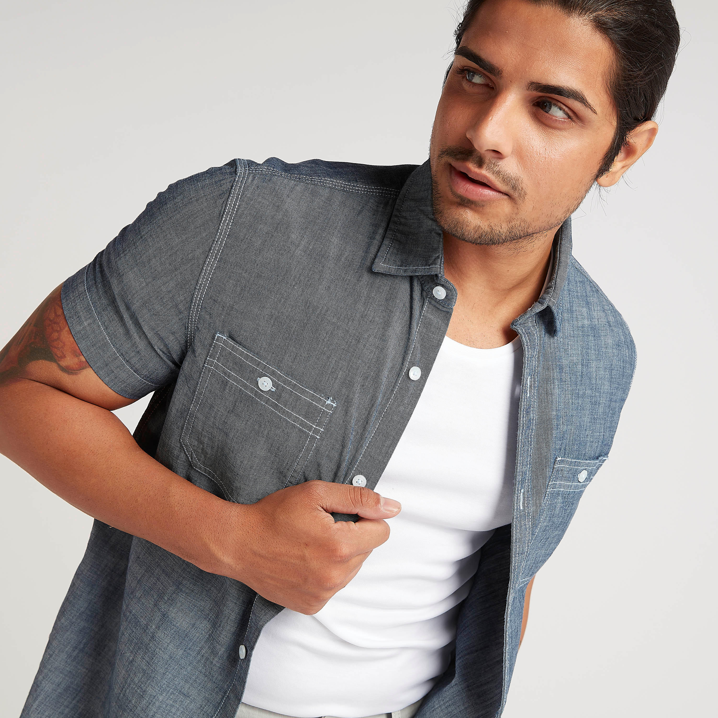 قميص دنيم بارز الملمس وأكمام قصيرة ورقعة جيوب-men-clothing-shirts-image-3