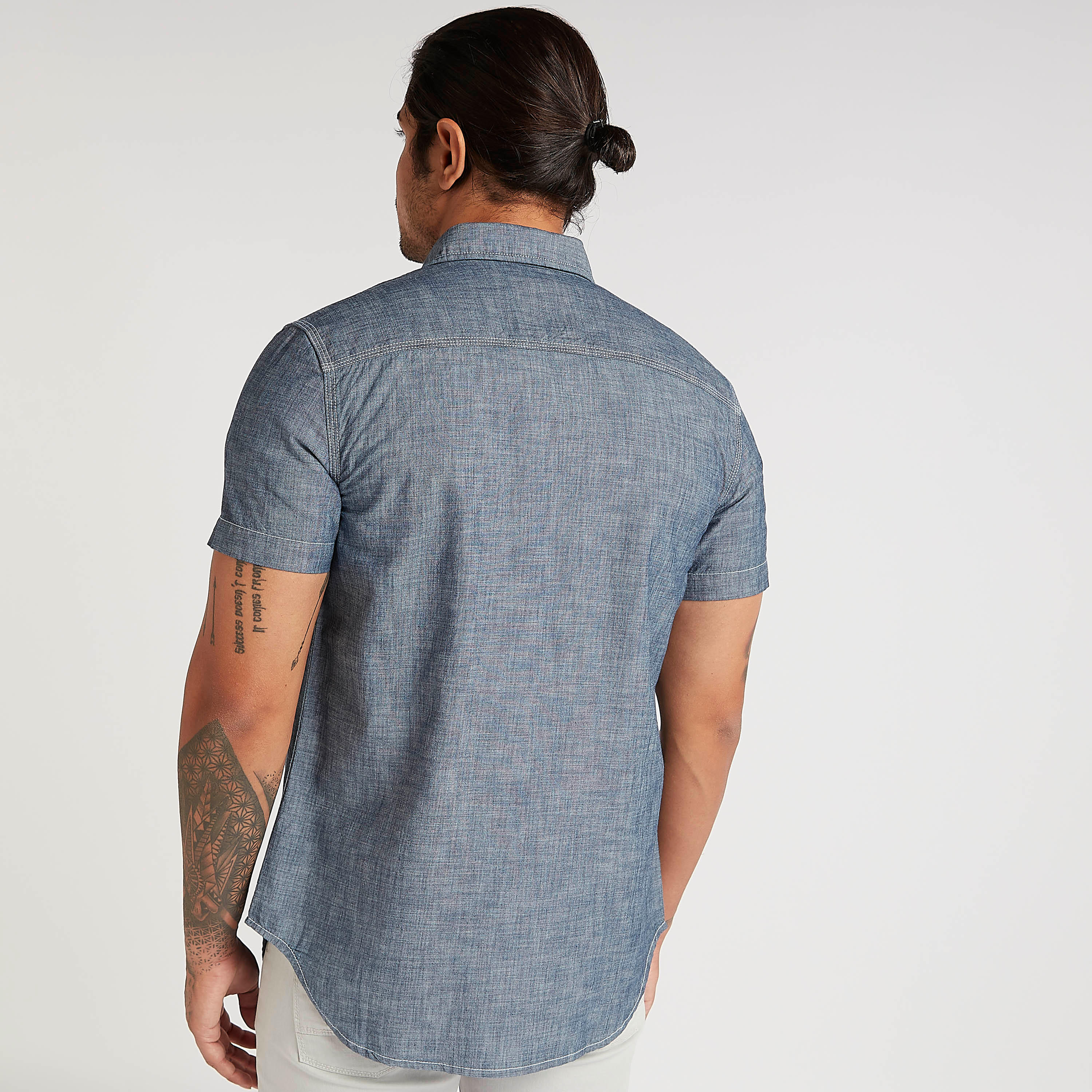 قميص دنيم بارز الملمس وأكمام قصيرة ورقعة جيوب-men-clothing-shirts-image-4