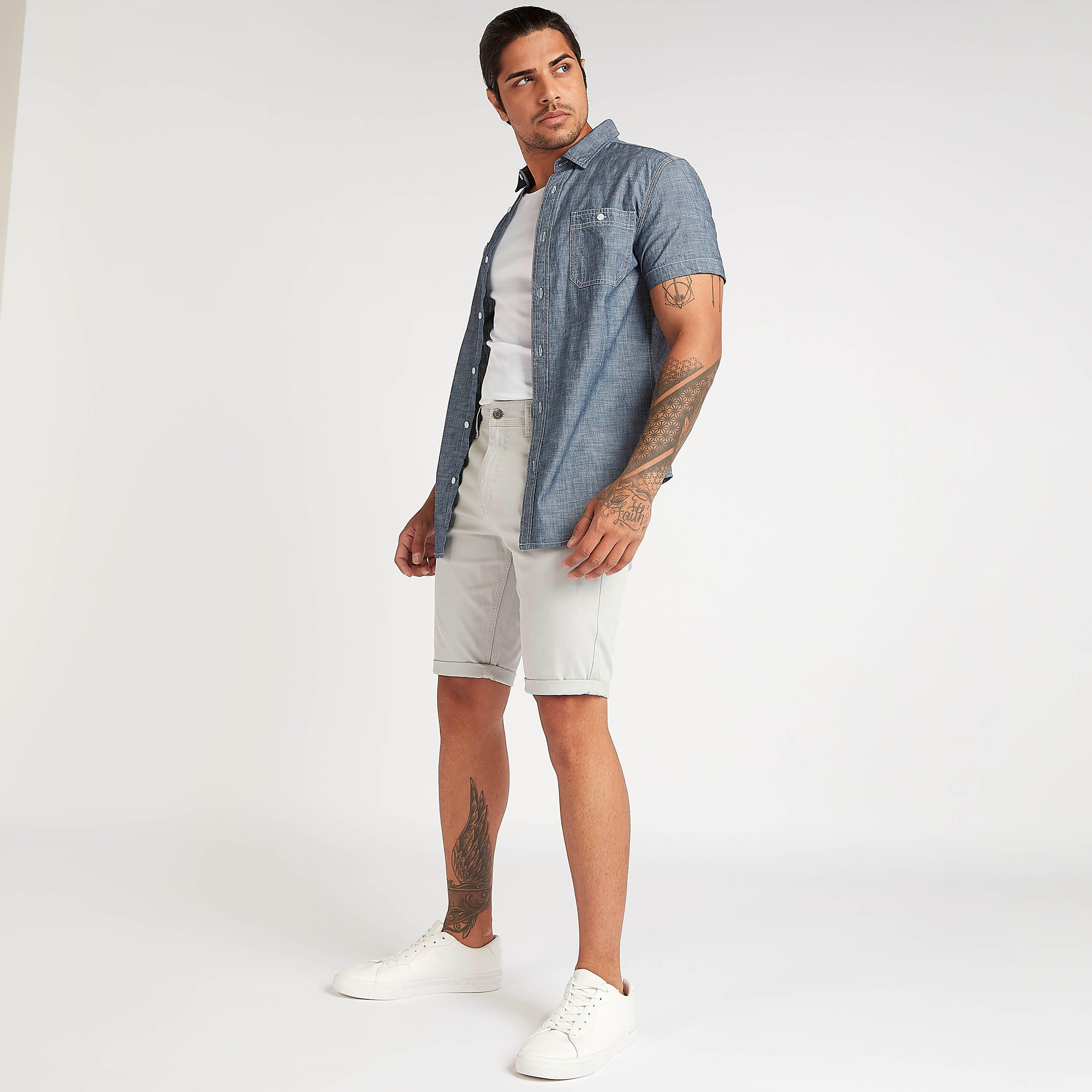 قميص دنيم بارز الملمس وأكمام قصيرة ورقعة جيوب-men-clothing-shirts-image-5