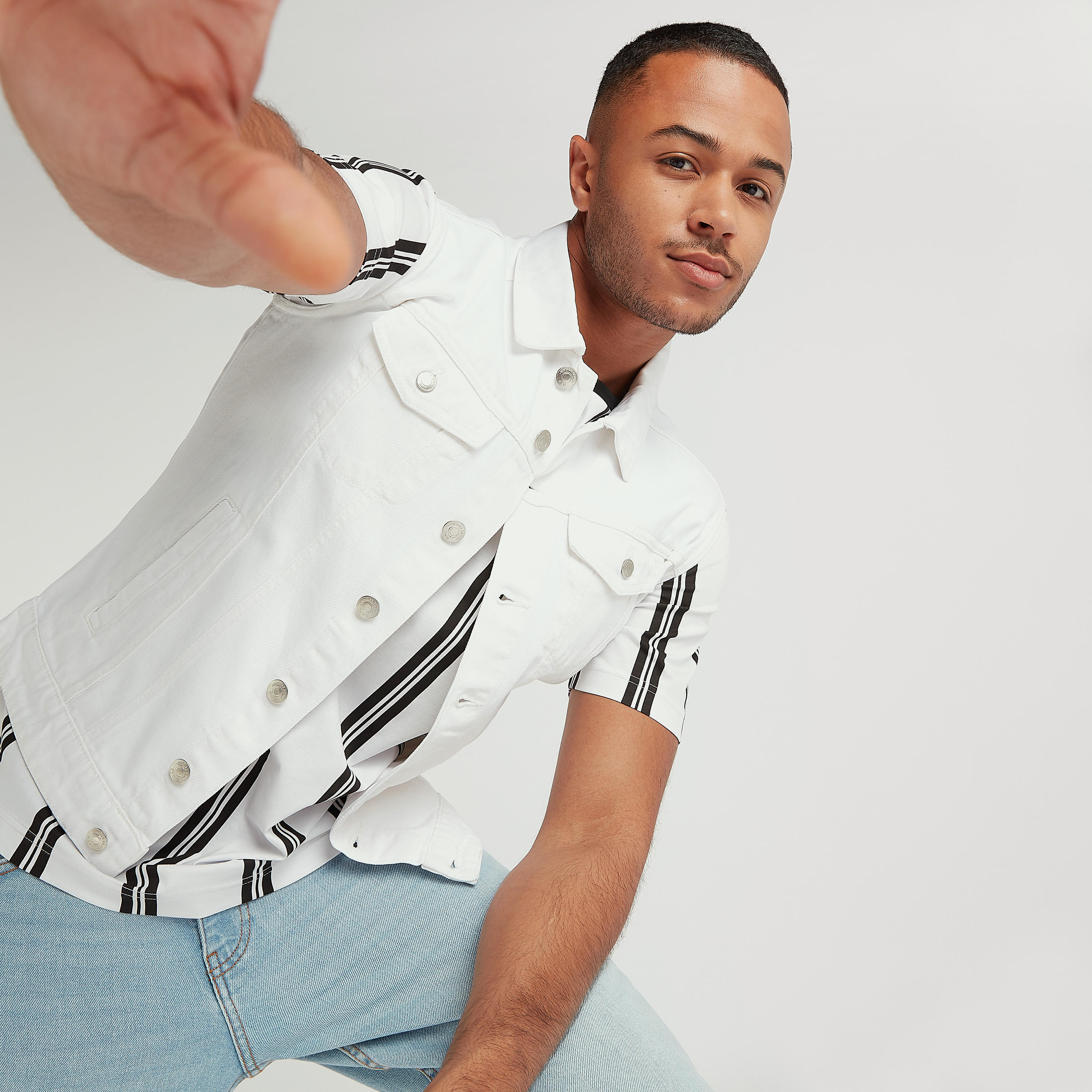 جاكيت دنيم دون أكمام بزر إغلاق-men-clothing-jacketsandblazers-jackets-image-7