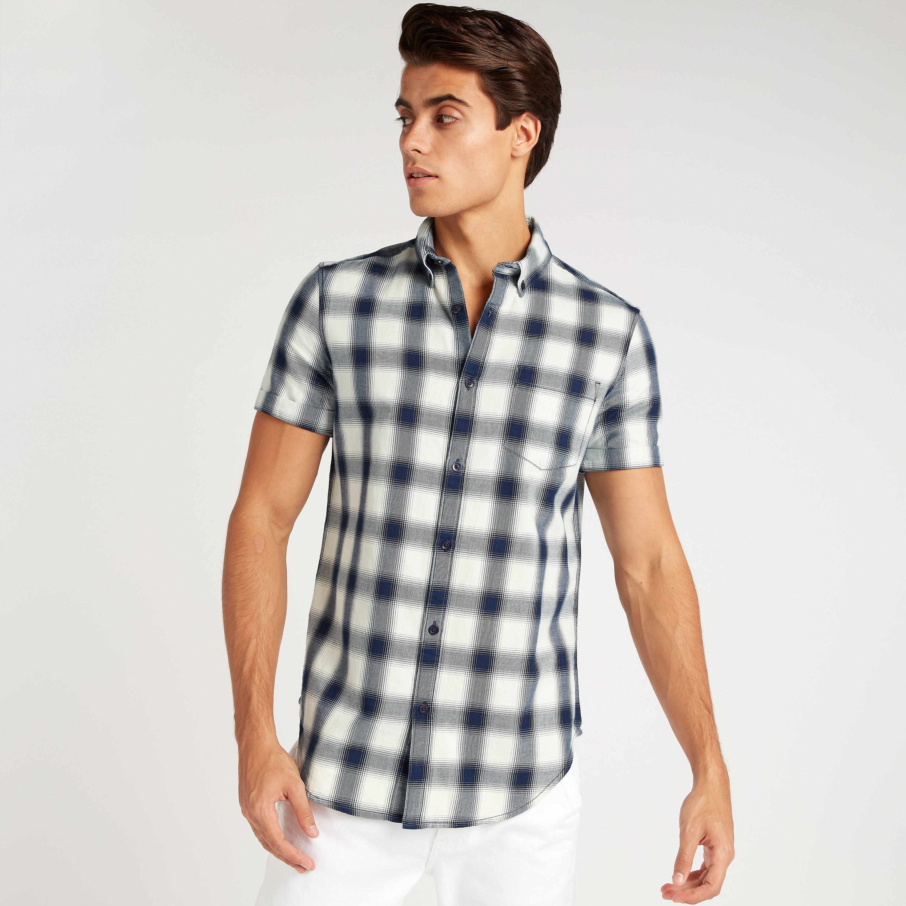 قميص كاروهات بأكمام قصيرة وجيب على الصّدر-men-clothing-shirts-image-1