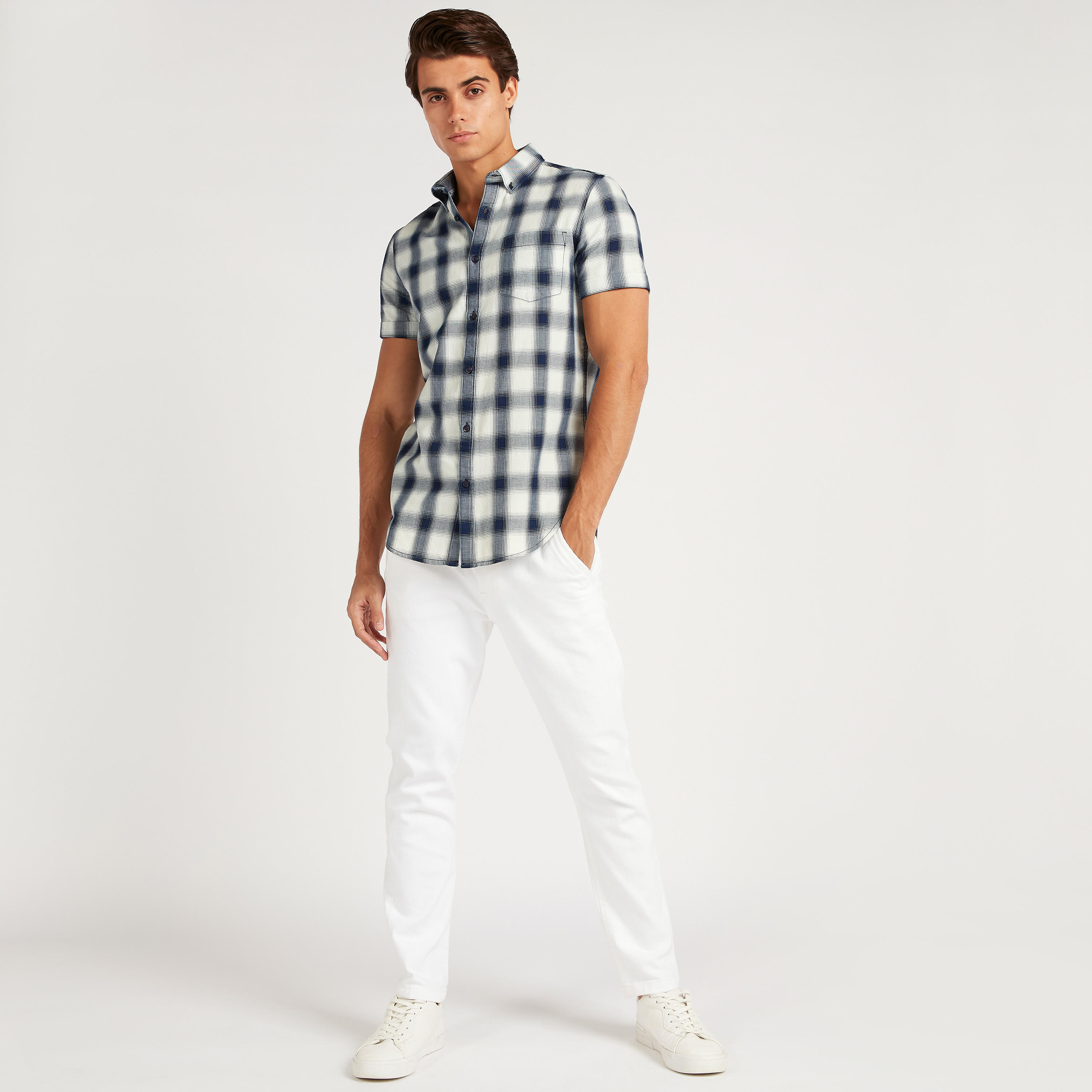 قميص كاروهات بأكمام قصيرة وجيب على الصّدر-men-clothing-shirts-image-2