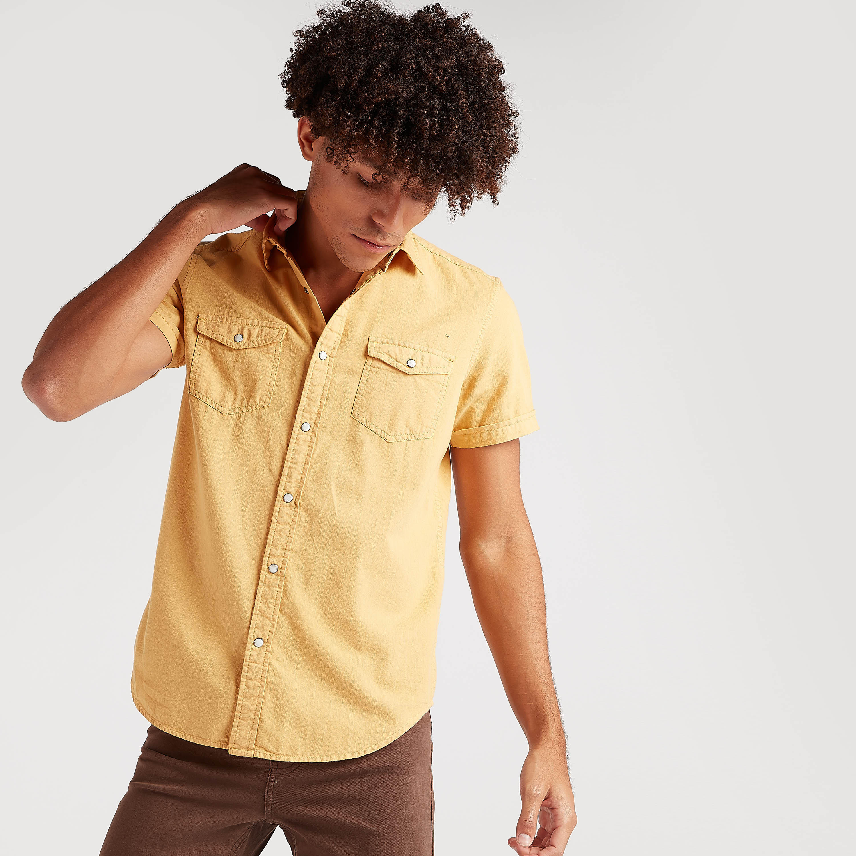 قميص دنيم سادة بأكمام قصيرة وجيوب بطيّة-men-clothing-shirts-image-1
