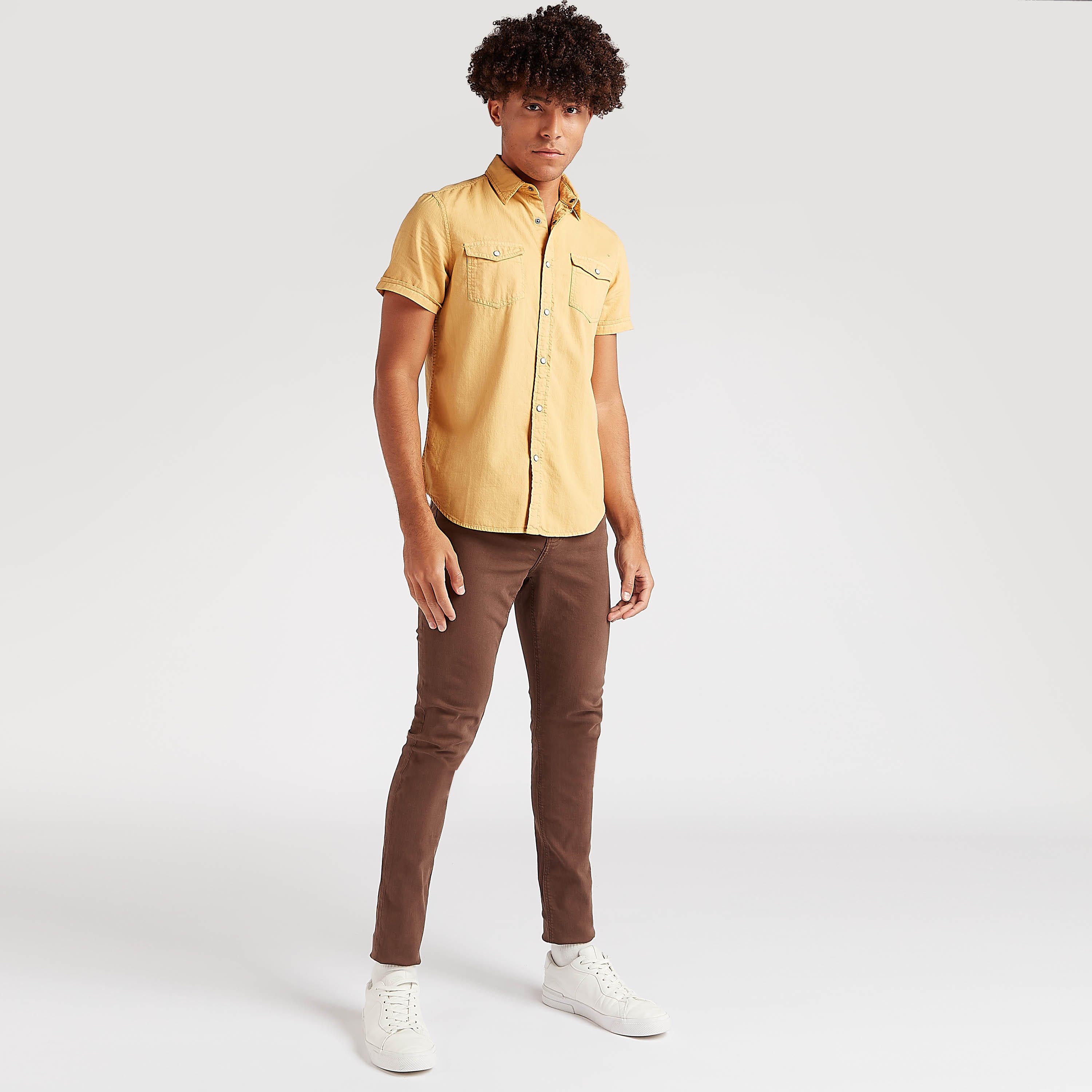 قميص دنيم سادة بأكمام قصيرة وجيوب بطيّة-men-clothing-shirts-image-2