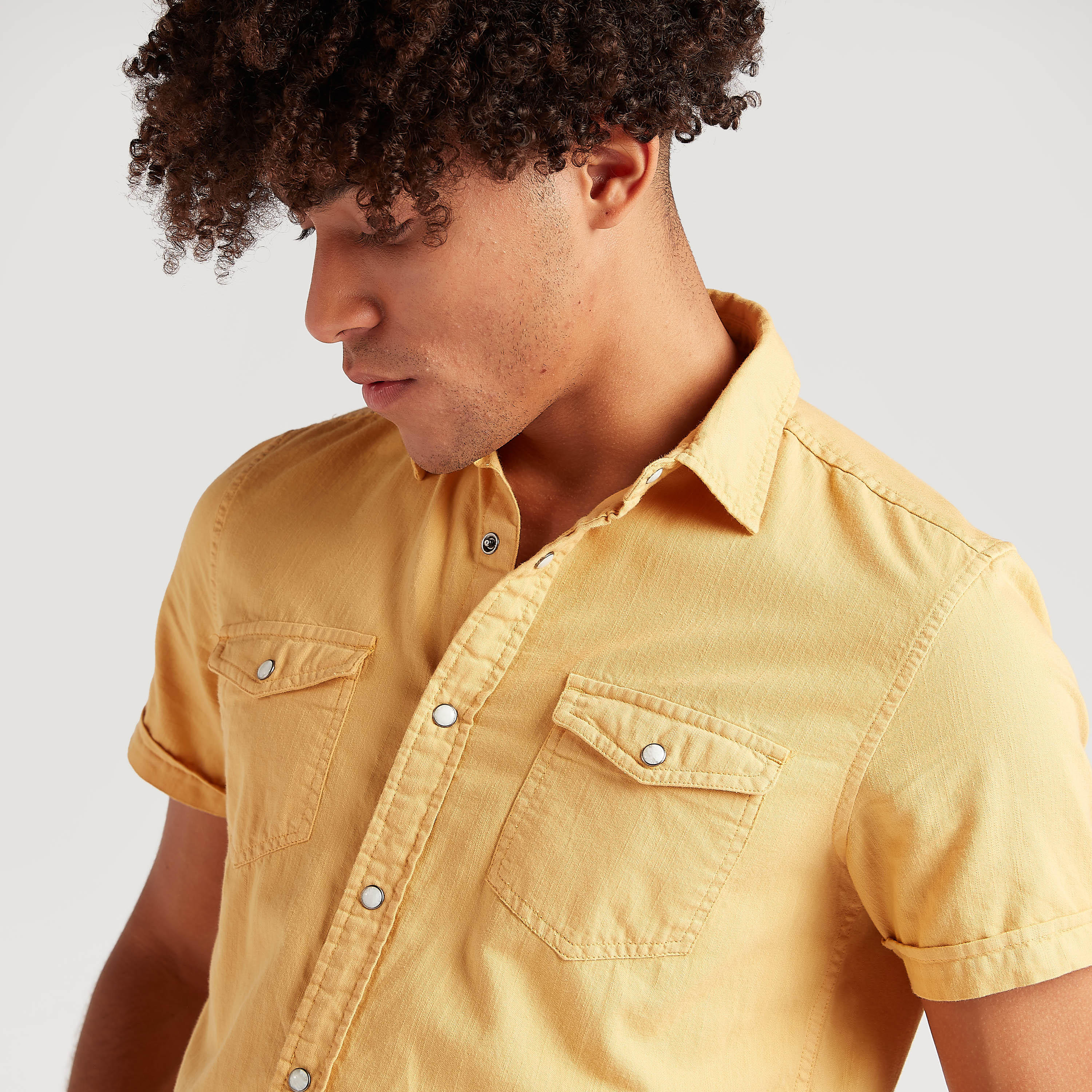 قميص دنيم سادة بأكمام قصيرة وجيوب بطيّة-men-clothing-shirts-image-3