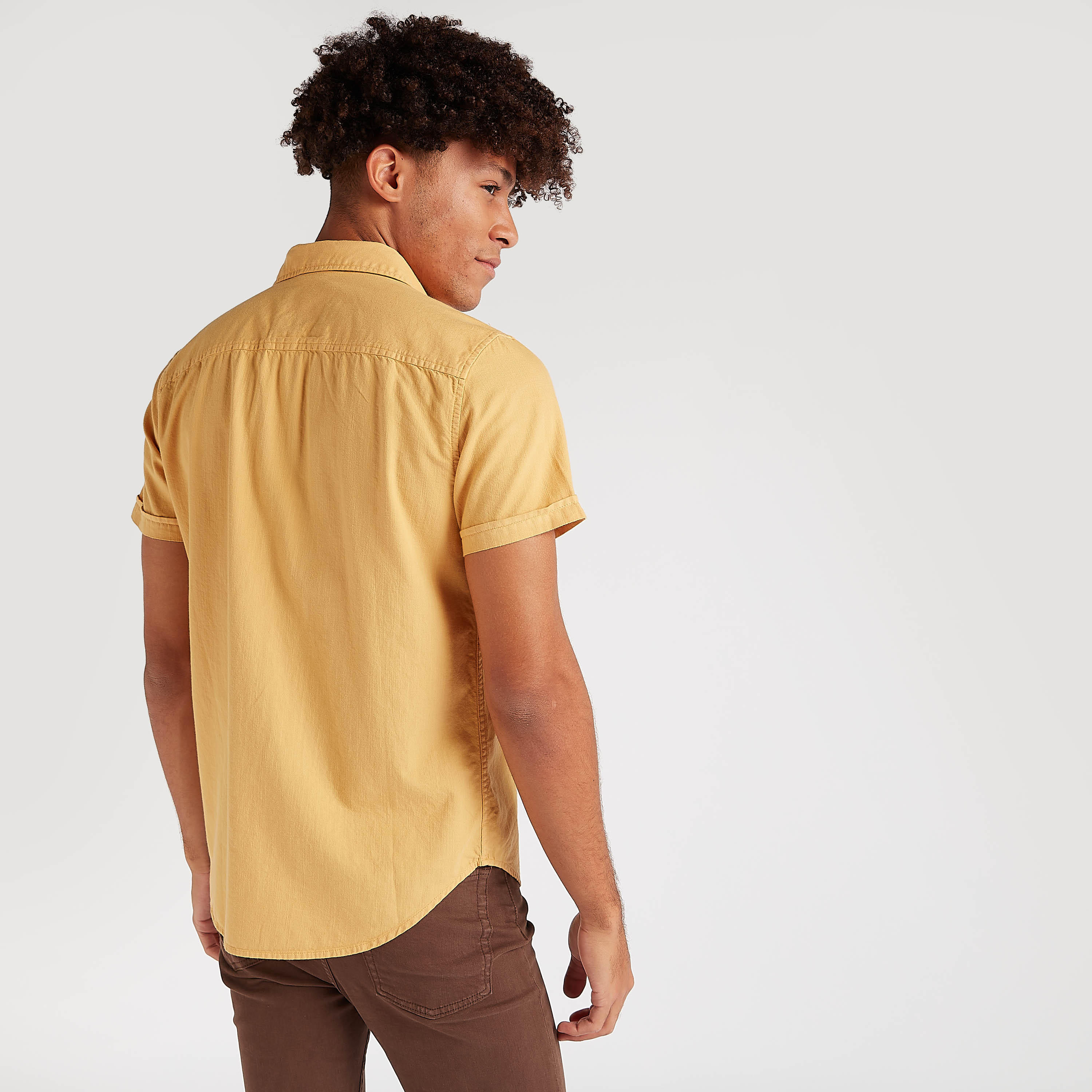 قميص دنيم سادة بأكمام قصيرة وجيوب بطيّة-men-clothing-shirts-image-4