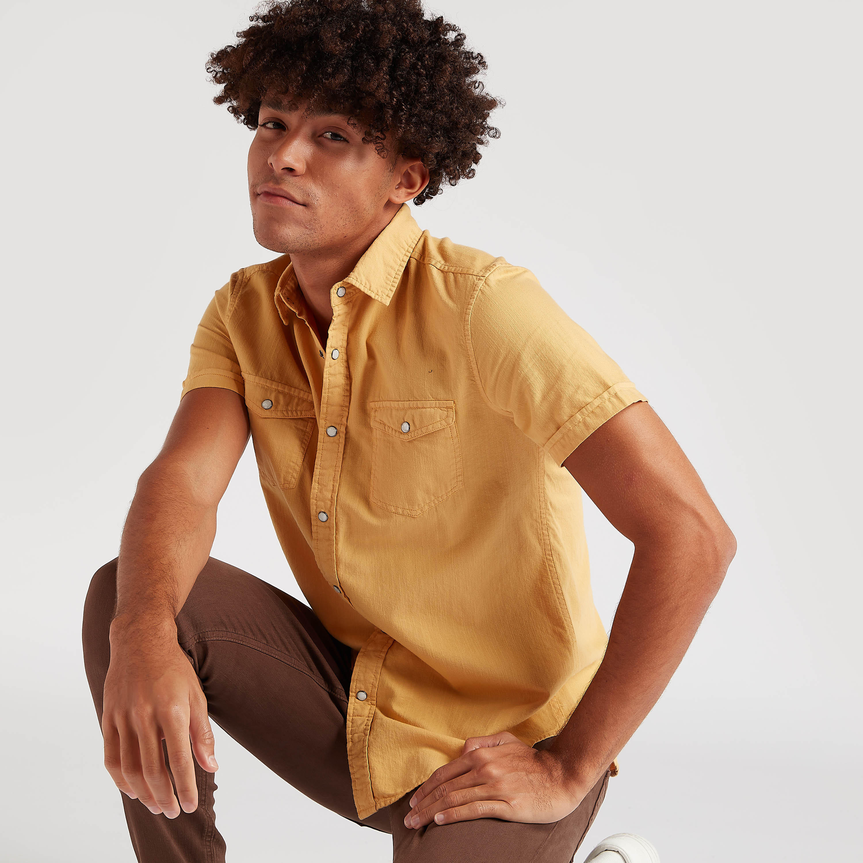 قميص دنيم سادة بأكمام قصيرة وجيوب بطيّة-men-clothing-shirts-image-5