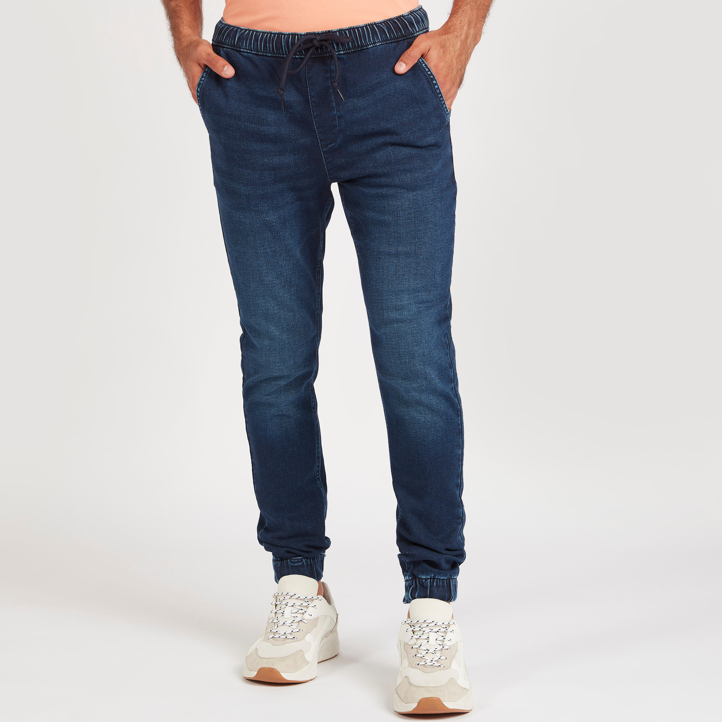 بنطلون رياضي دنيم بقصة سكيني وخصر منخفض ورباط إغلاق-men-clothing-bottoms-jeans-image-1