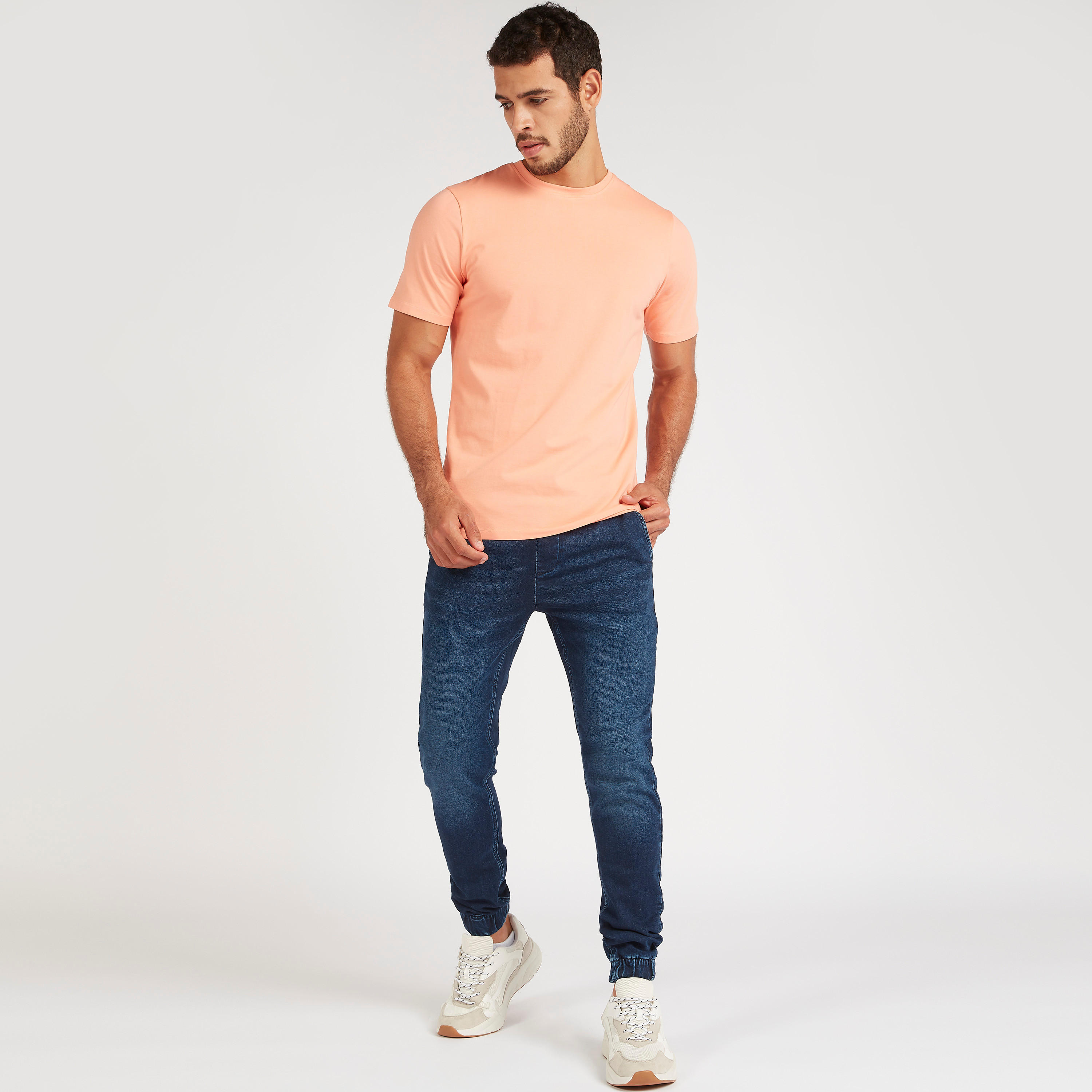 بنطلون رياضي دنيم بقصة سكيني وخصر منخفض ورباط إغلاق-men-clothing-bottoms-jeans-image-2