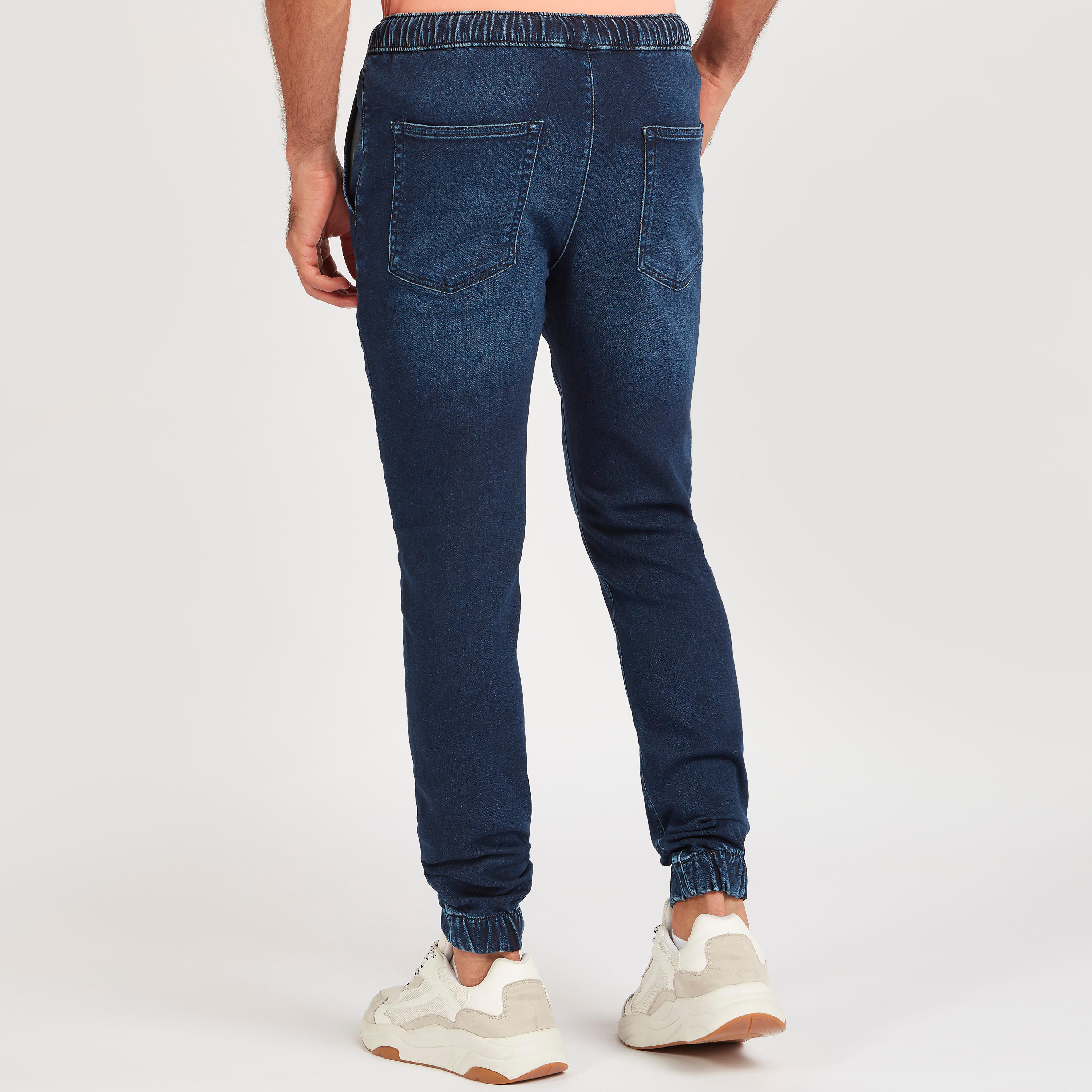 بنطلون رياضي دنيم بقصة سكيني وخصر منخفض ورباط إغلاق-men-clothing-bottoms-jeans-image-4