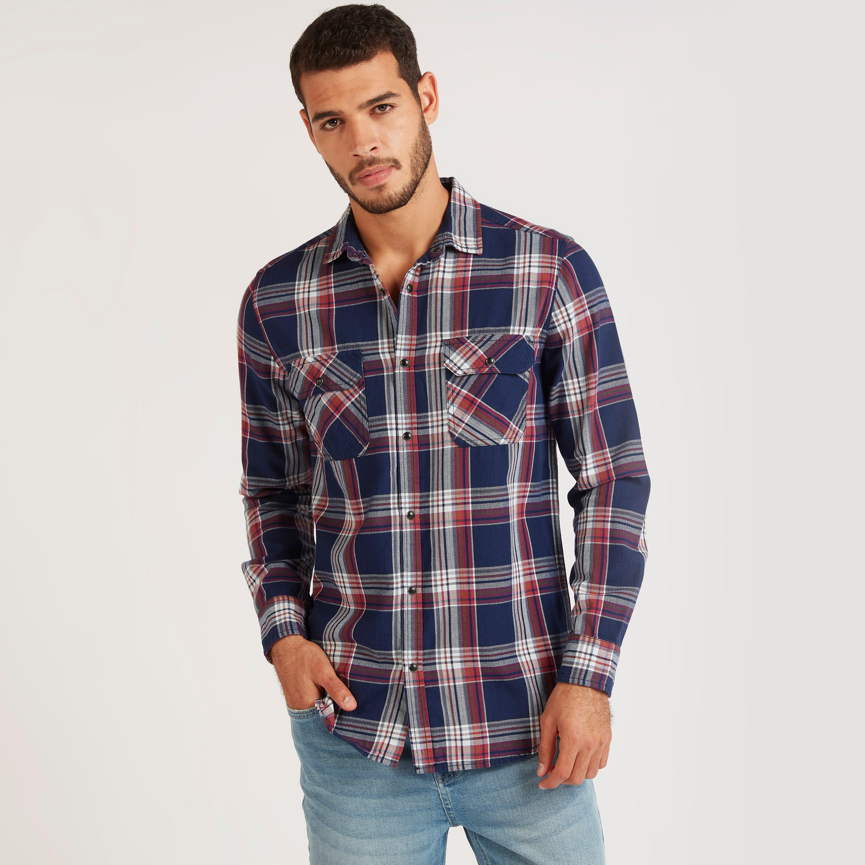 قميص كاروهات بأكمام طويلة وجيوب بطيّة-men-clothing-shirts-image-1