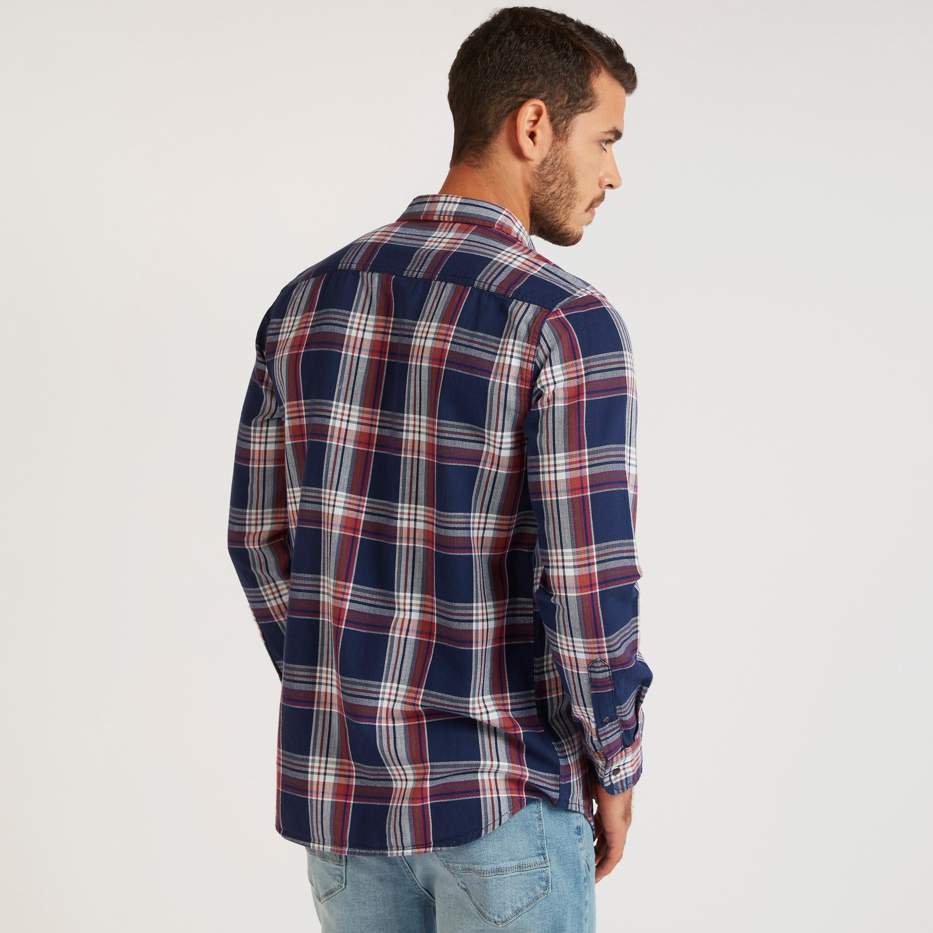 قميص كاروهات بأكمام طويلة وجيوب بطيّة-men-clothing-shirts-image-4