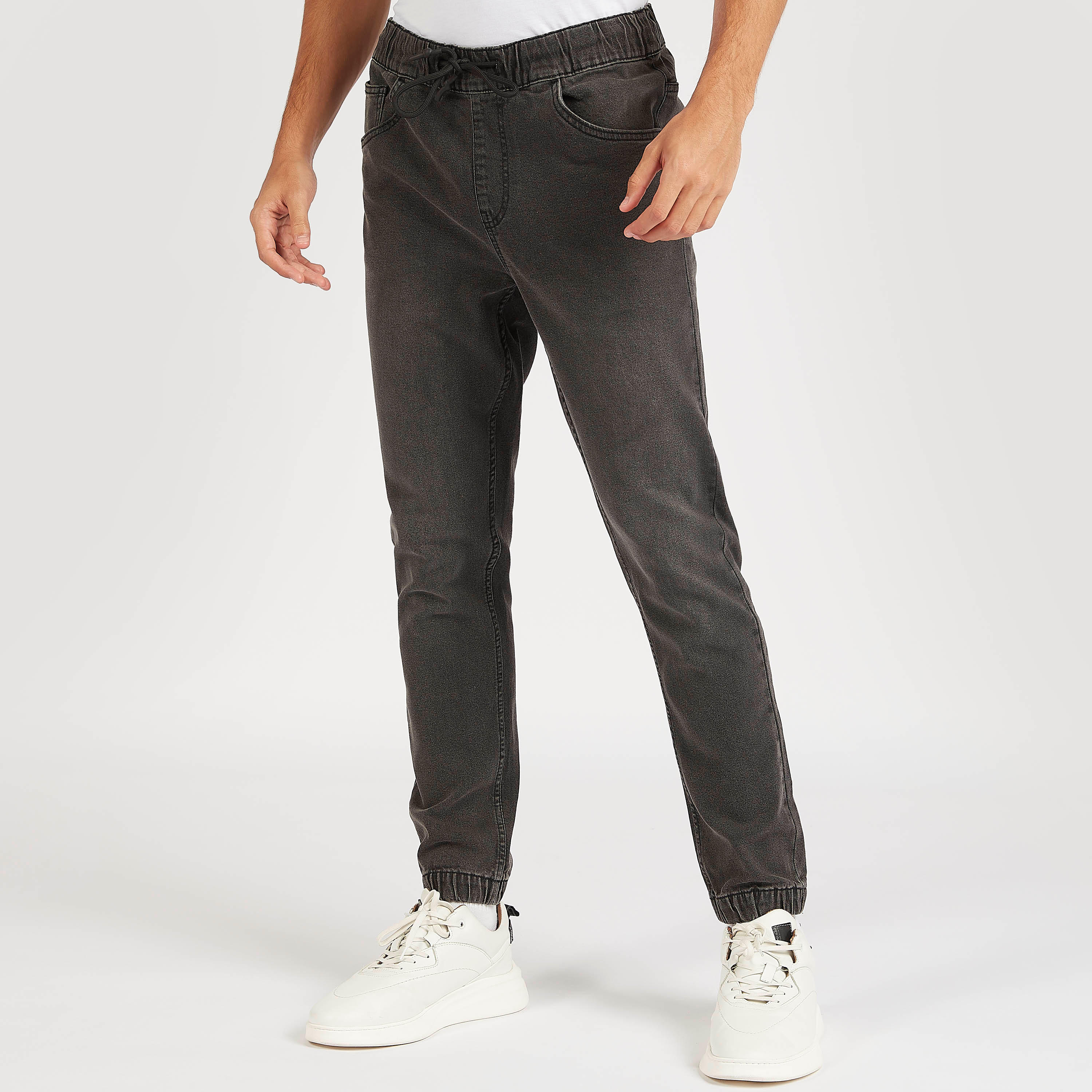 بنطلون رياضي سادة بخصر متوسّط الارتفاع ورباط إغلاق أطراف مطاطية-men-clothing-bottoms-joggers-image-4