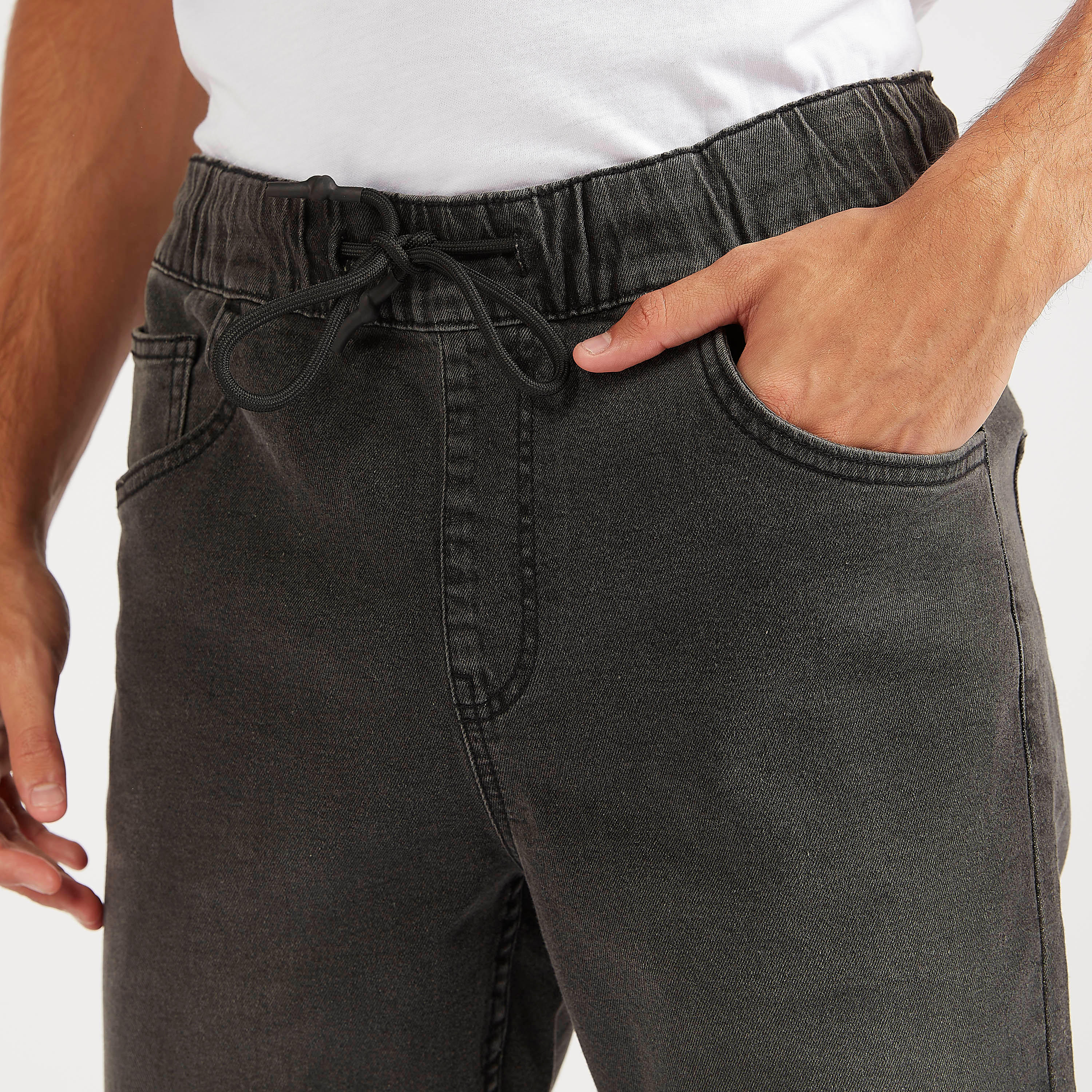 بنطلون رياضي سادة بخصر متوسّط الارتفاع ورباط إغلاق أطراف مطاطية-men-clothing-bottoms-joggers-image-2