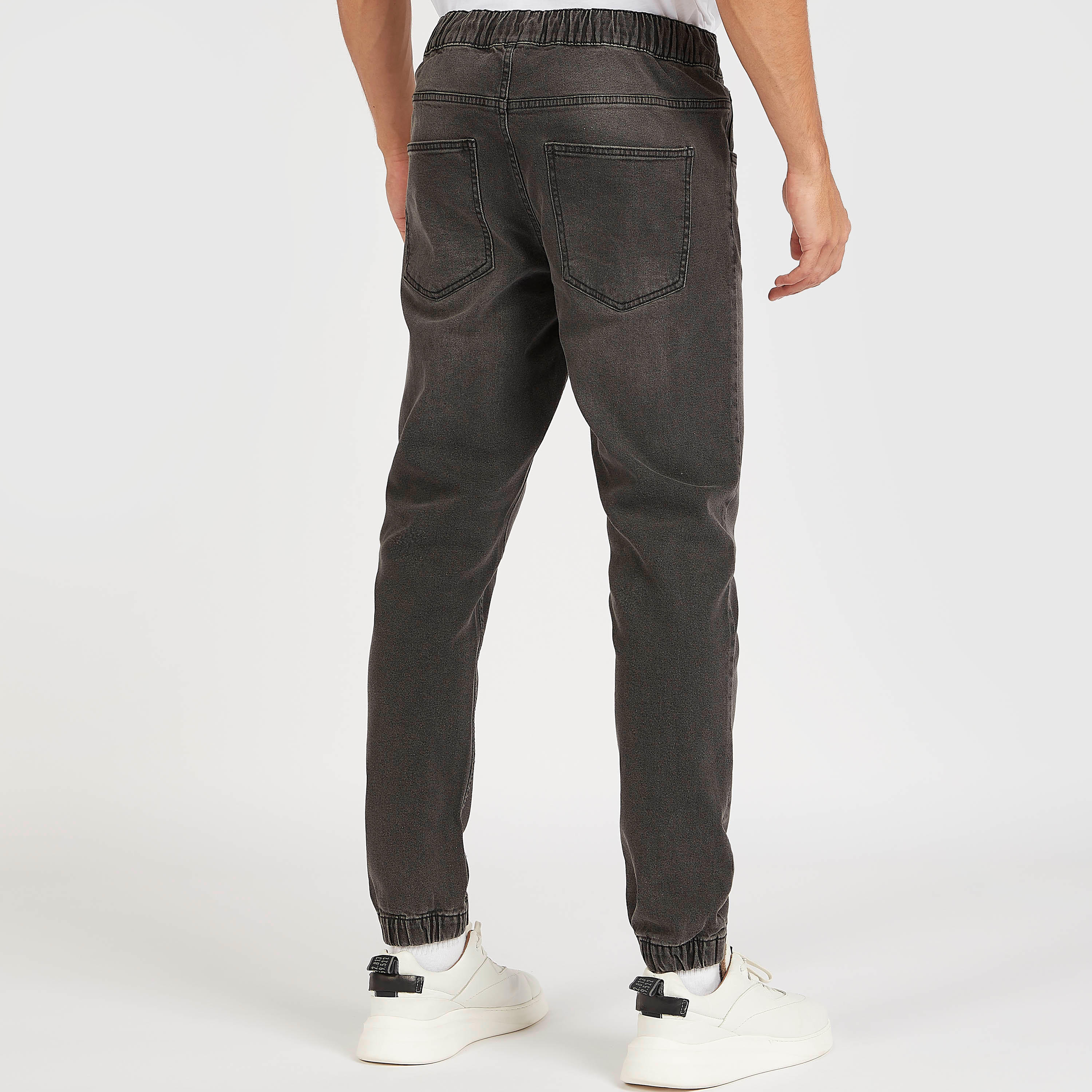 بنطلون رياضي سادة بخصر متوسّط الارتفاع ورباط إغلاق أطراف مطاطية-men-clothing-bottoms-joggers-image-1
