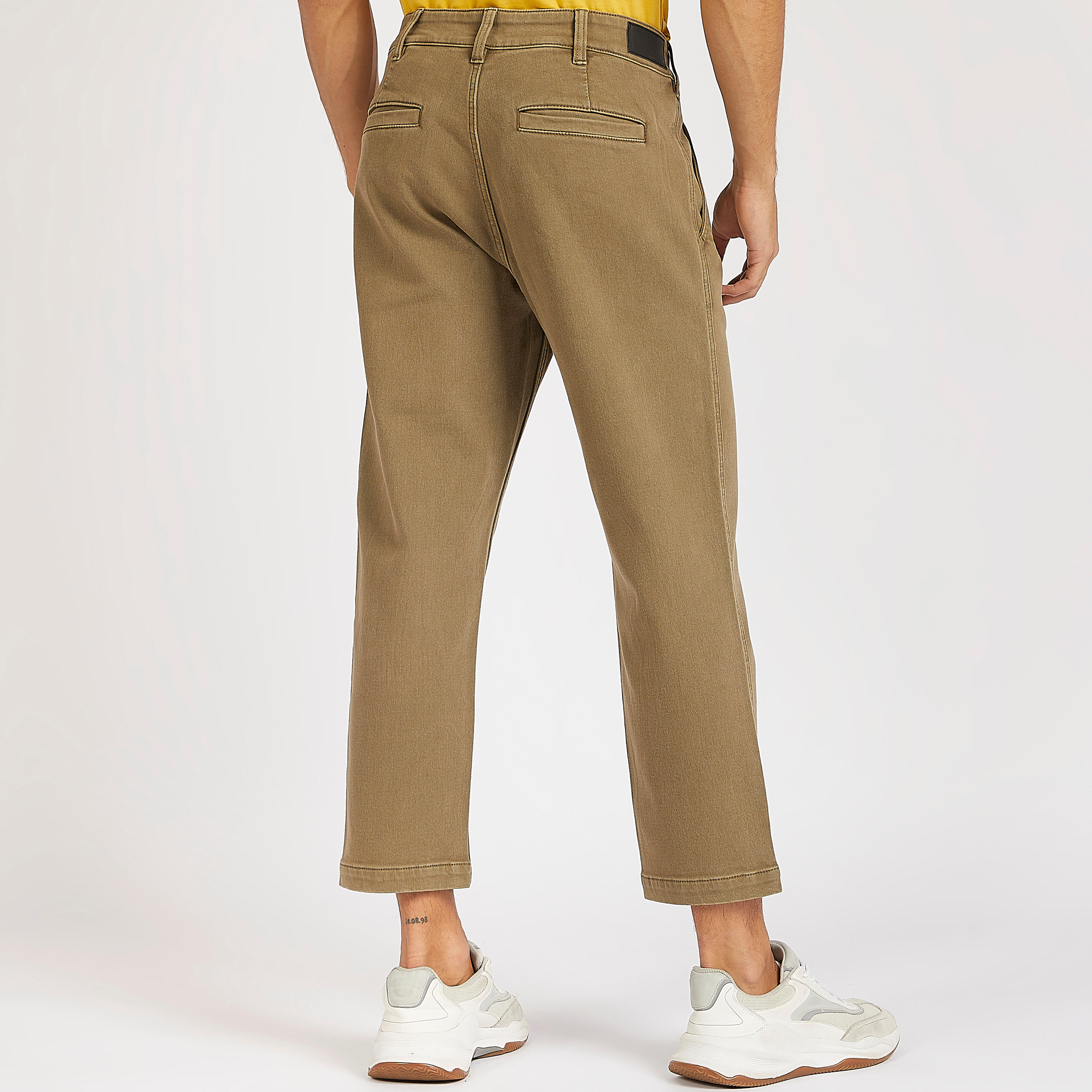 بنطلون جينز سادة بقصّة سليم وخصر مرتفع-men-clothing-bottoms-jeans-image-1