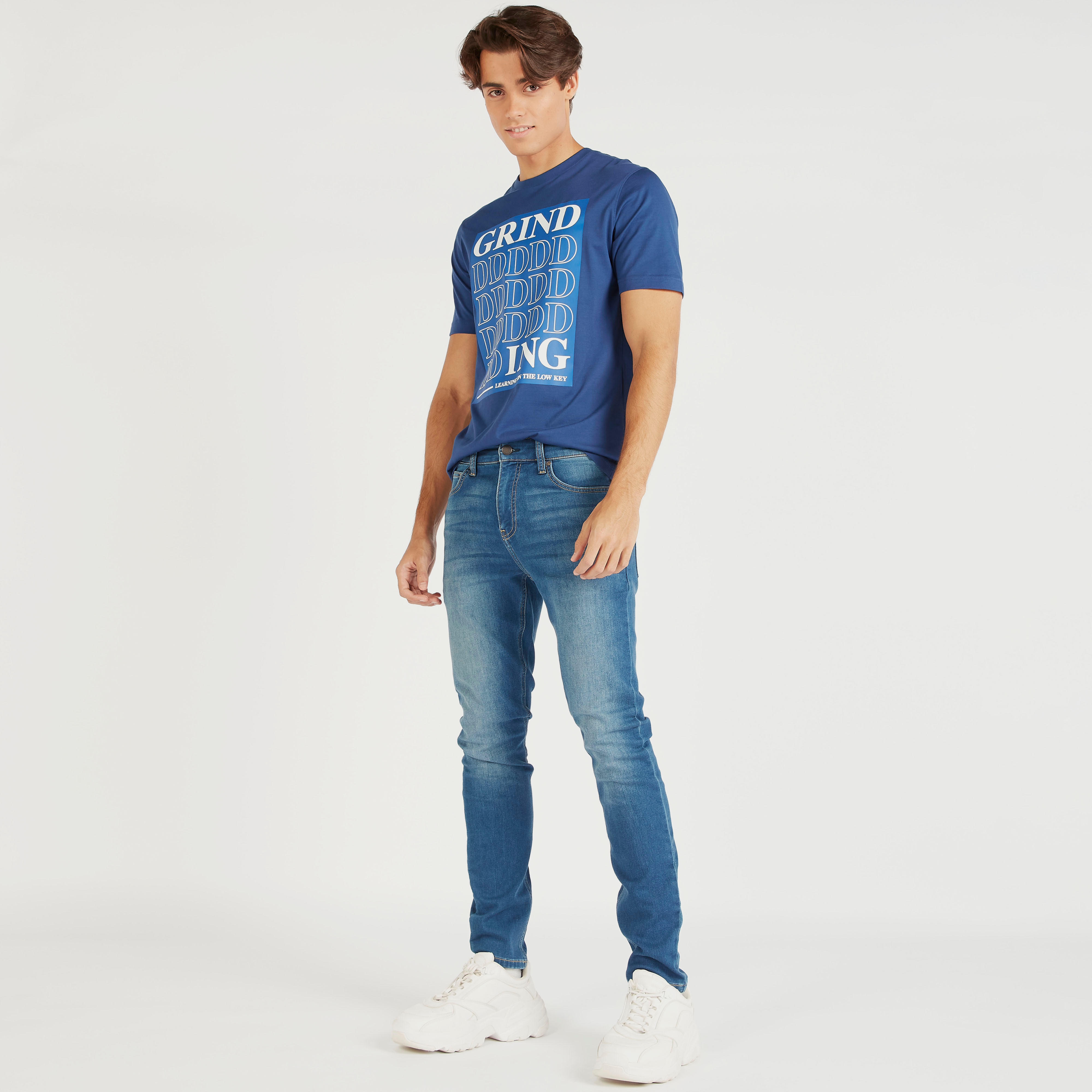بنطلون جينز بقصّة سليم وخصر متوسط الارتفاع وزر إغلاق-men-clothing-bottoms-jeans-image-2