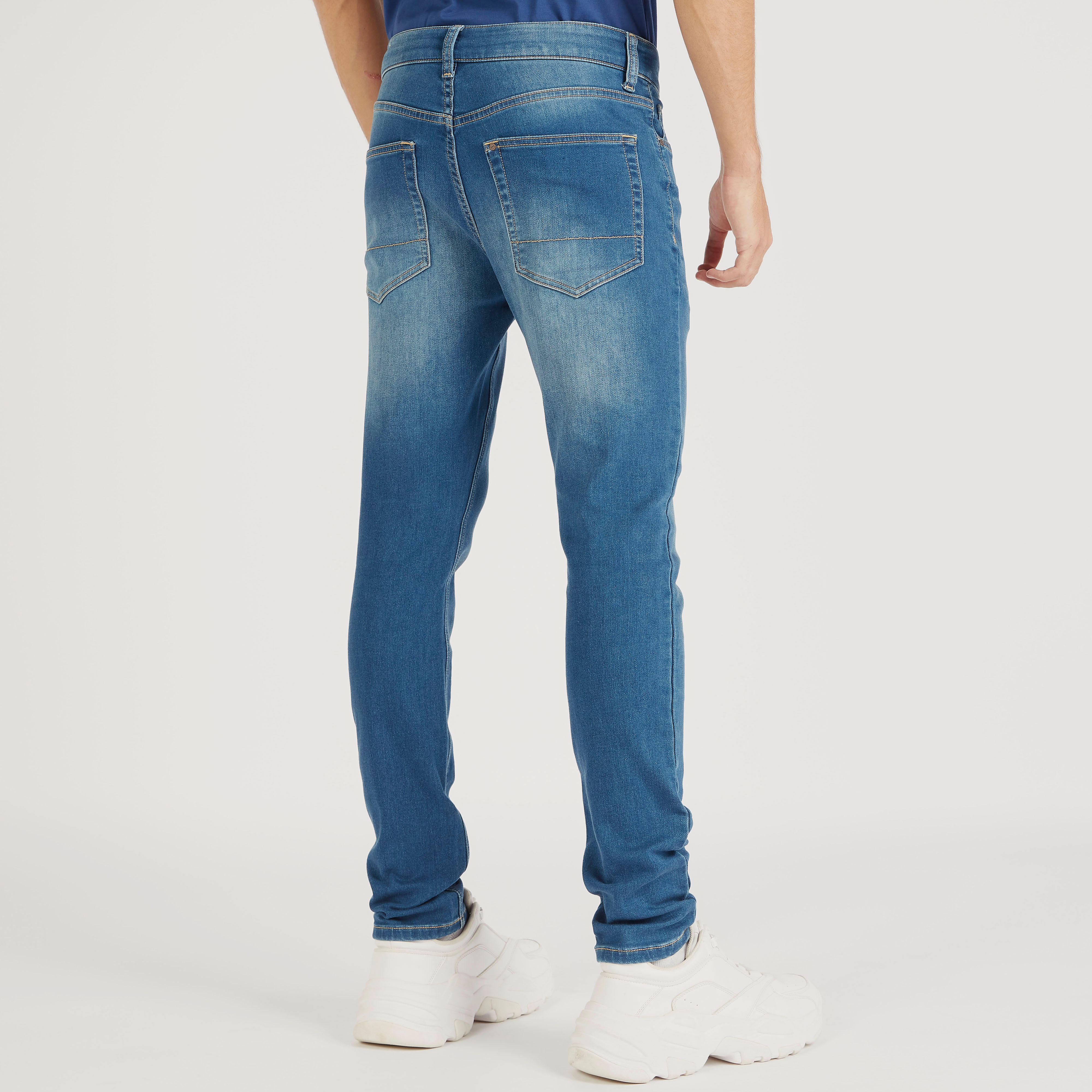 بنطلون جينز بقصّة سليم وخصر متوسط الارتفاع وزر إغلاق-men-clothing-bottoms-jeans-image-4