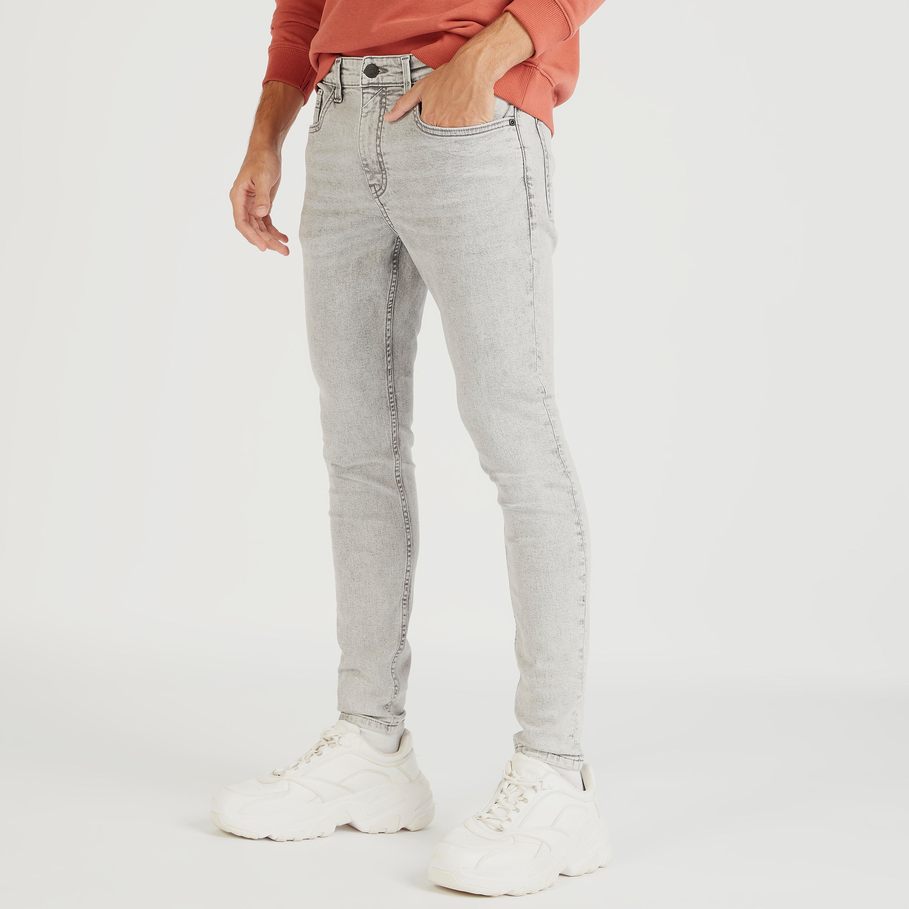 بنطلون جينز بقصّة سكيني وخصر مرتفع وجيوب-men-clothing-bottoms-jeans-image-1