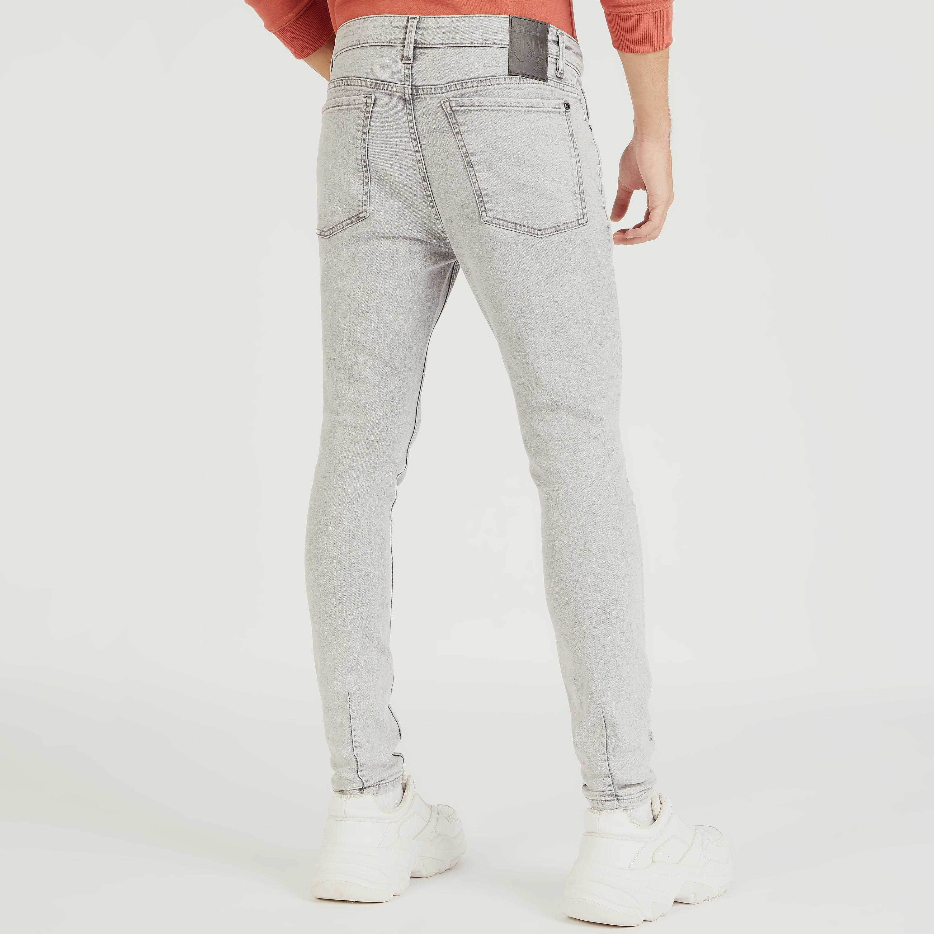 بنطلون جينز بقصّة سكيني وخصر مرتفع وجيوب-men-clothing-bottoms-jeans-image-4
