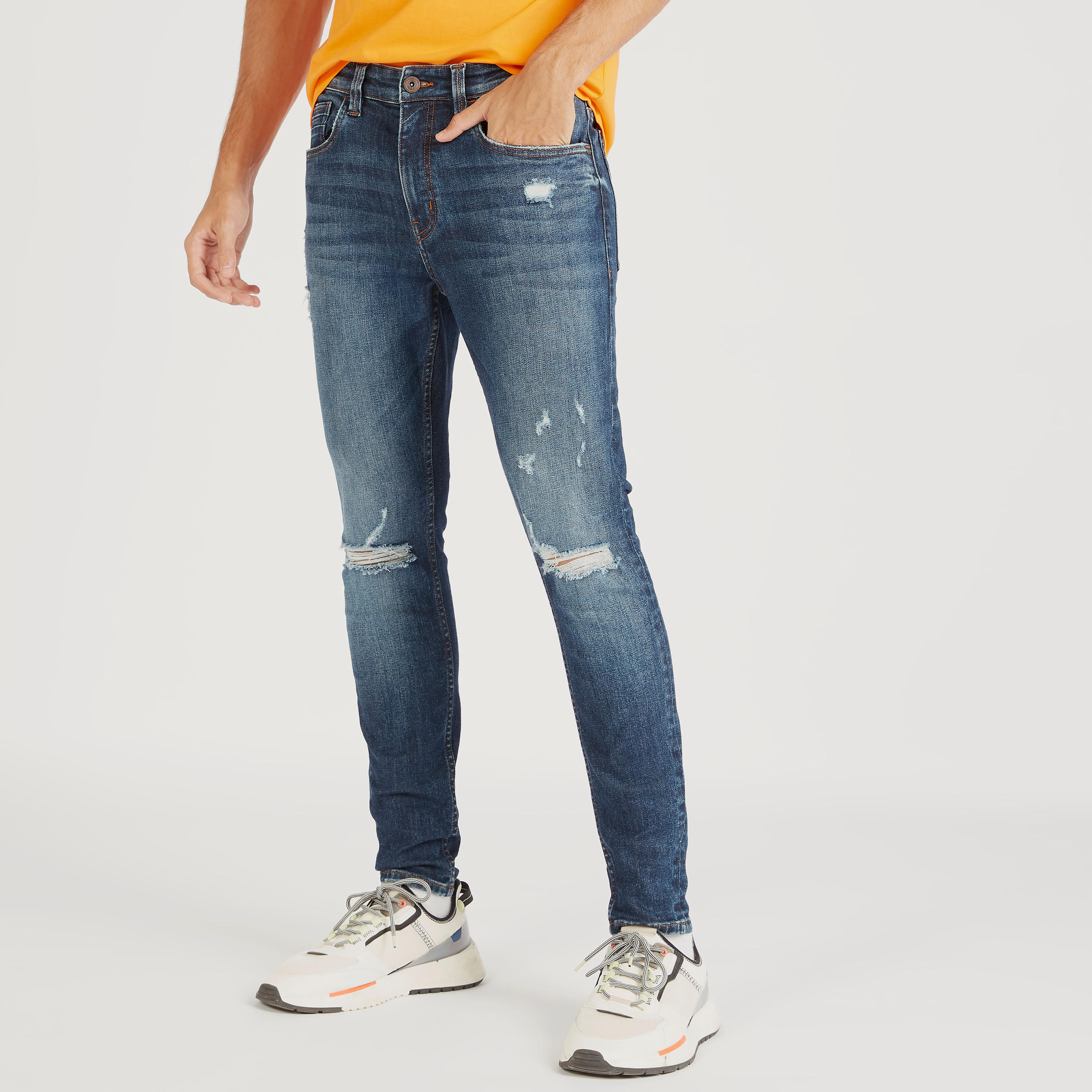 بنطلون جينز مضلّع بقصة سكيني وجيوب وخصر مرتفع-men-clothing-bottoms-jeans-image-1