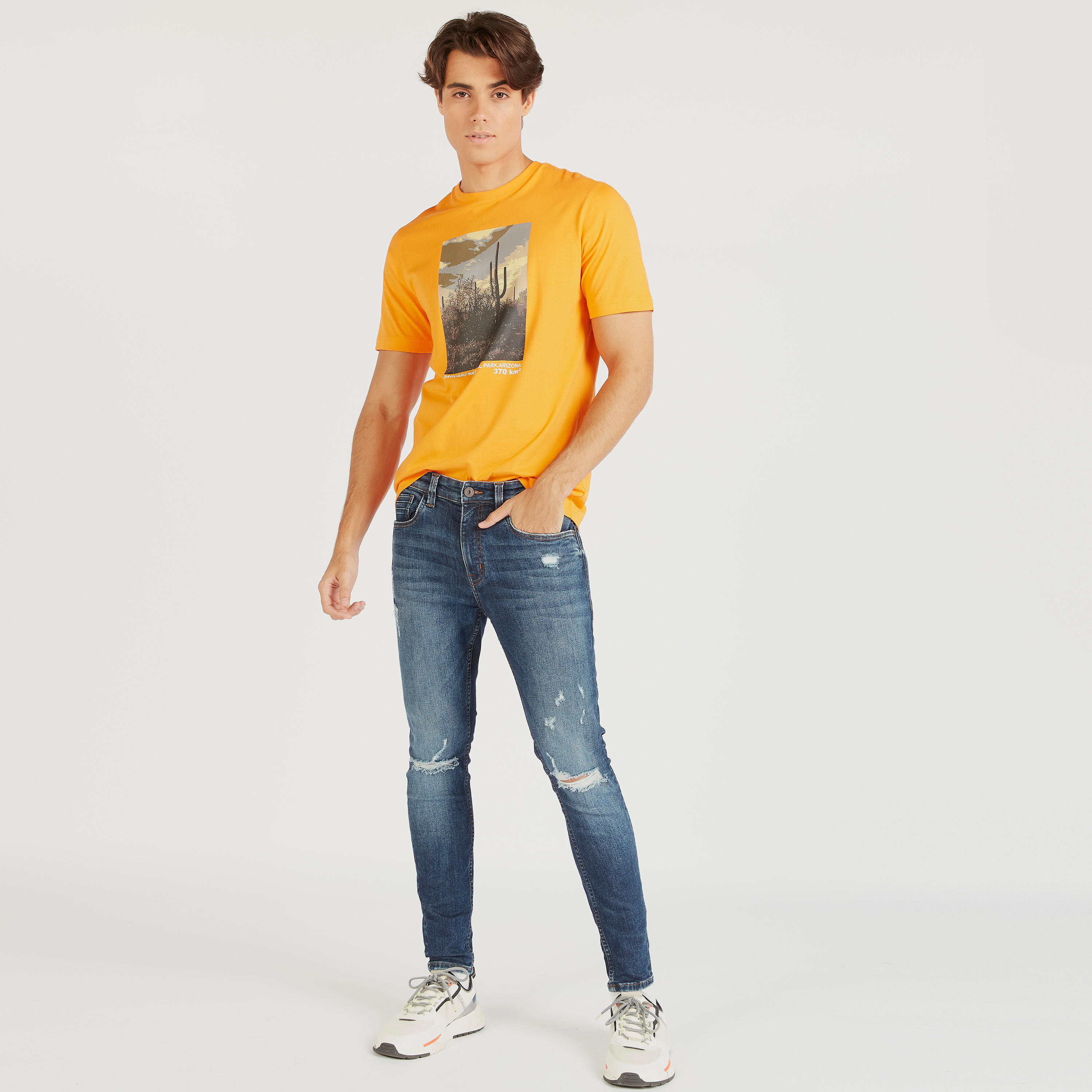 بنطلون جينز مضلّع بقصة سكيني وجيوب وخصر مرتفع-men-clothing-bottoms-jeans-image-2