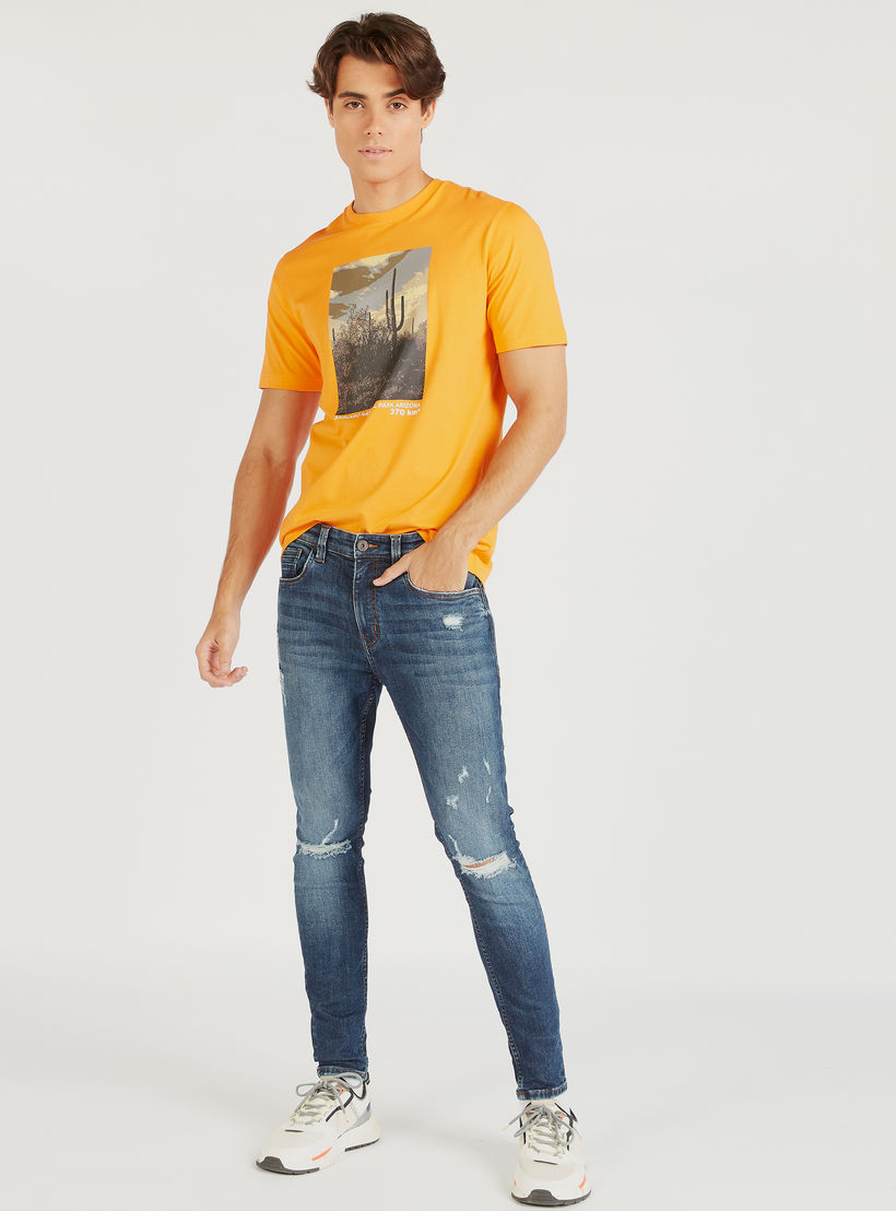 بنطلون جينز مضلّع بقصة سكيني وجيوب وخصر مرتفع-men-clothing-bottoms-jeans-image-2