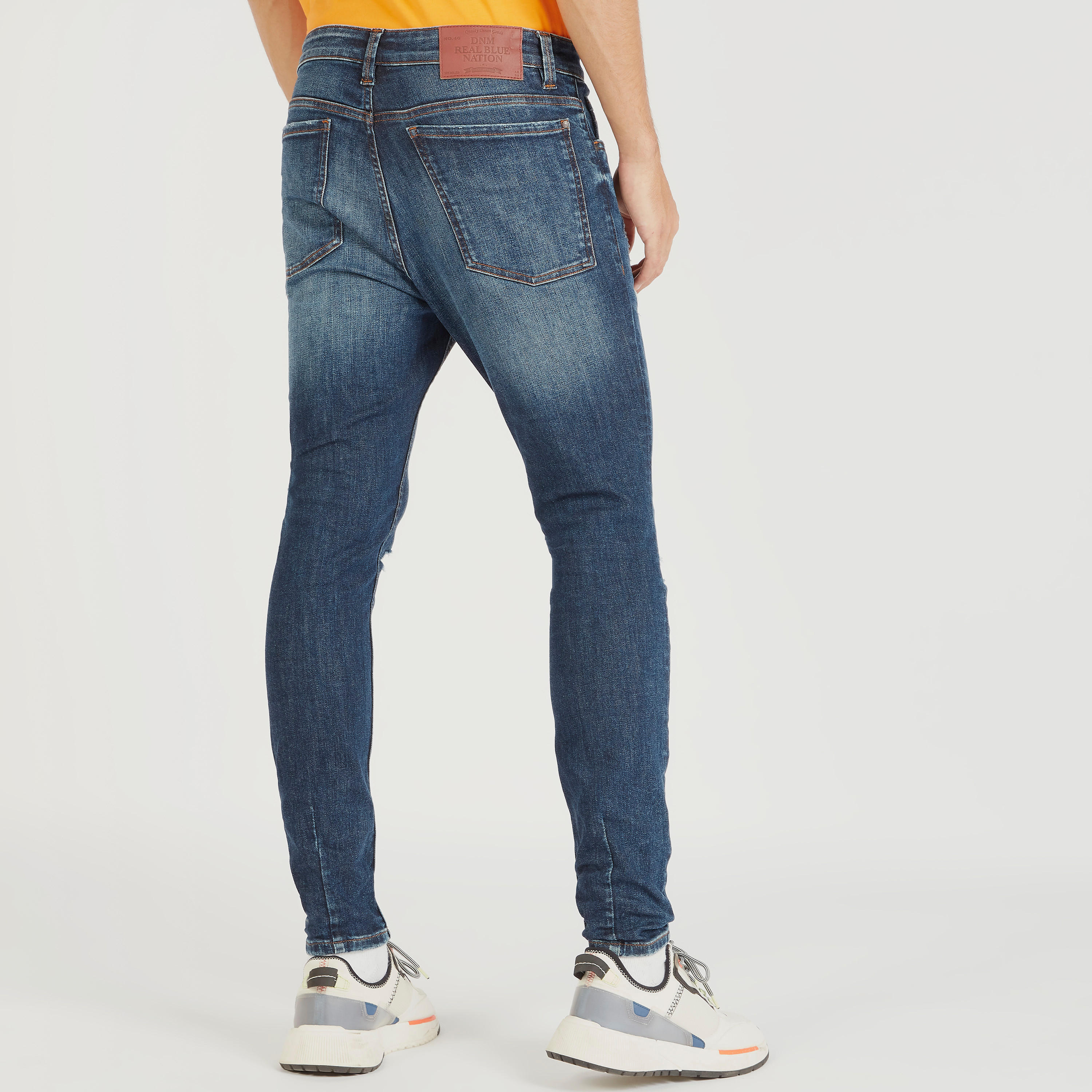 بنطلون جينز مضلّع بقصة سكيني وجيوب وخصر مرتفع-men-clothing-bottoms-jeans-image-4