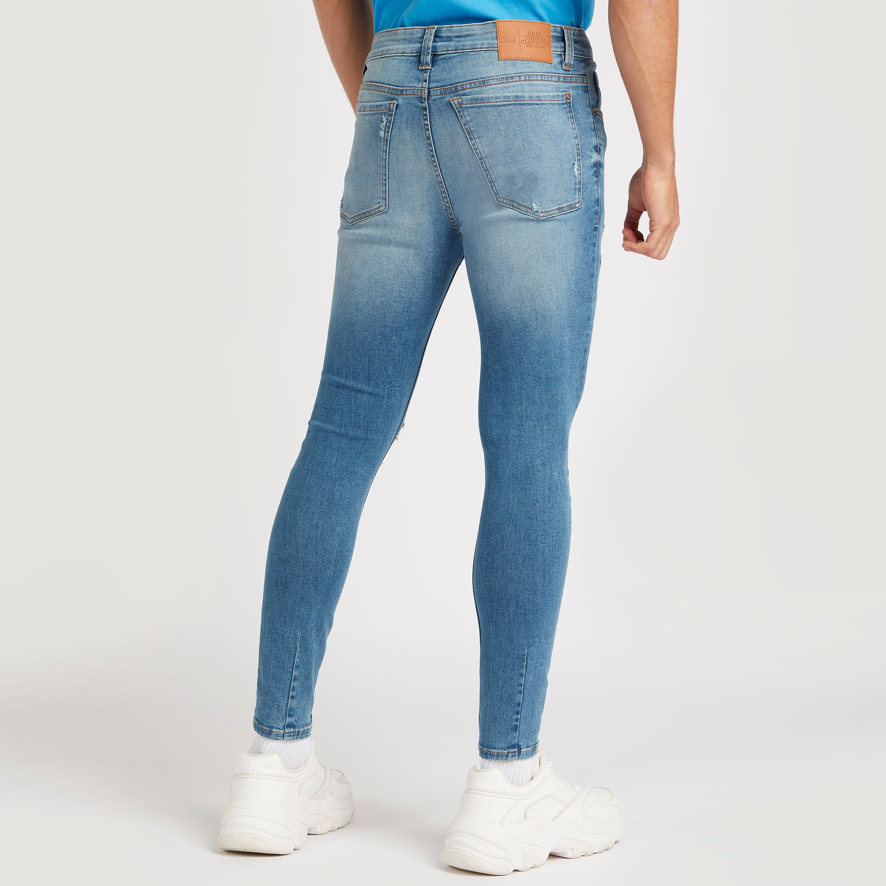 بنطلون جينز مضلّع بقصة سكيني وجيوب وخصر مرتفع-men-clothing-bottoms-jeans-image-4