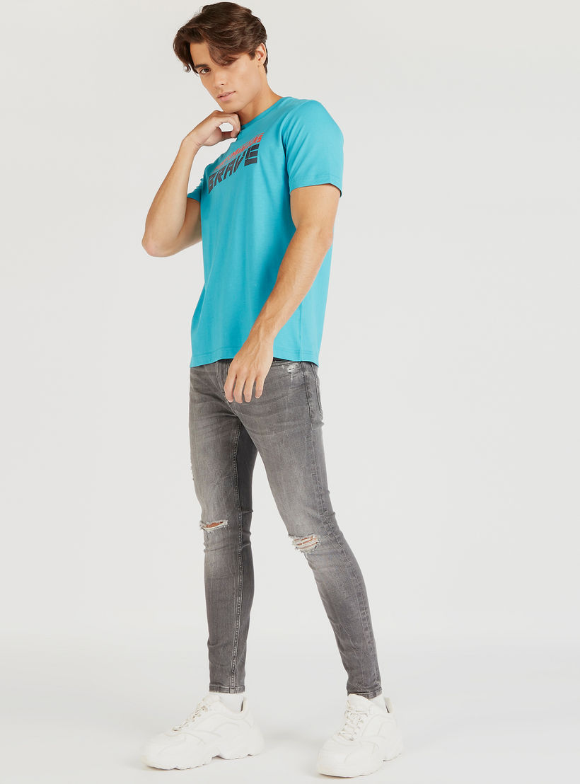 بنطلون جينز مضلّع بقصّة سكيني وجيوب وخصر مرتفع-men-clothing-bottoms-jeans-image-2