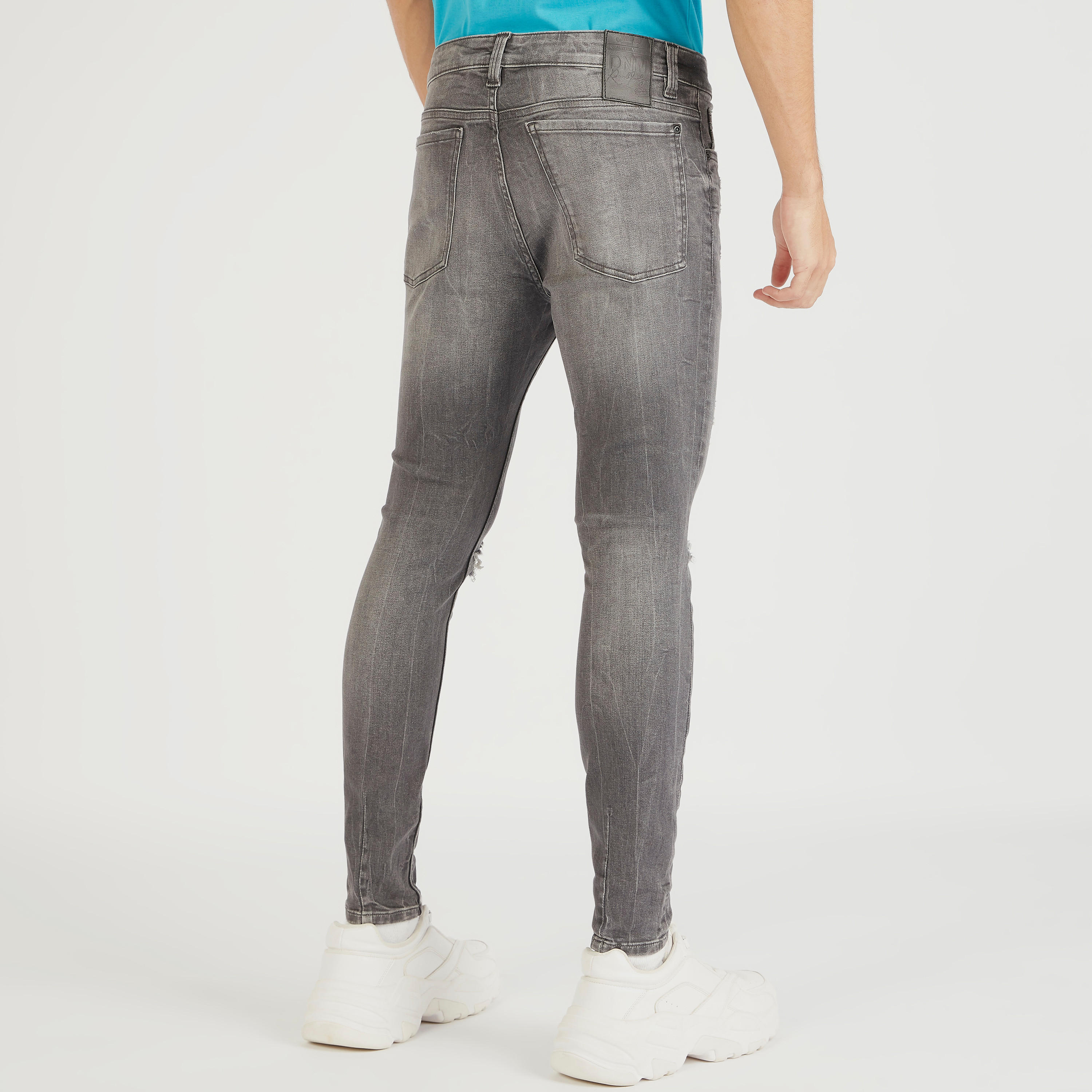 بنطلون جينز مضلّع بقصّة سكيني وجيوب وخصر مرتفع-men-clothing-bottoms-jeans-image-4