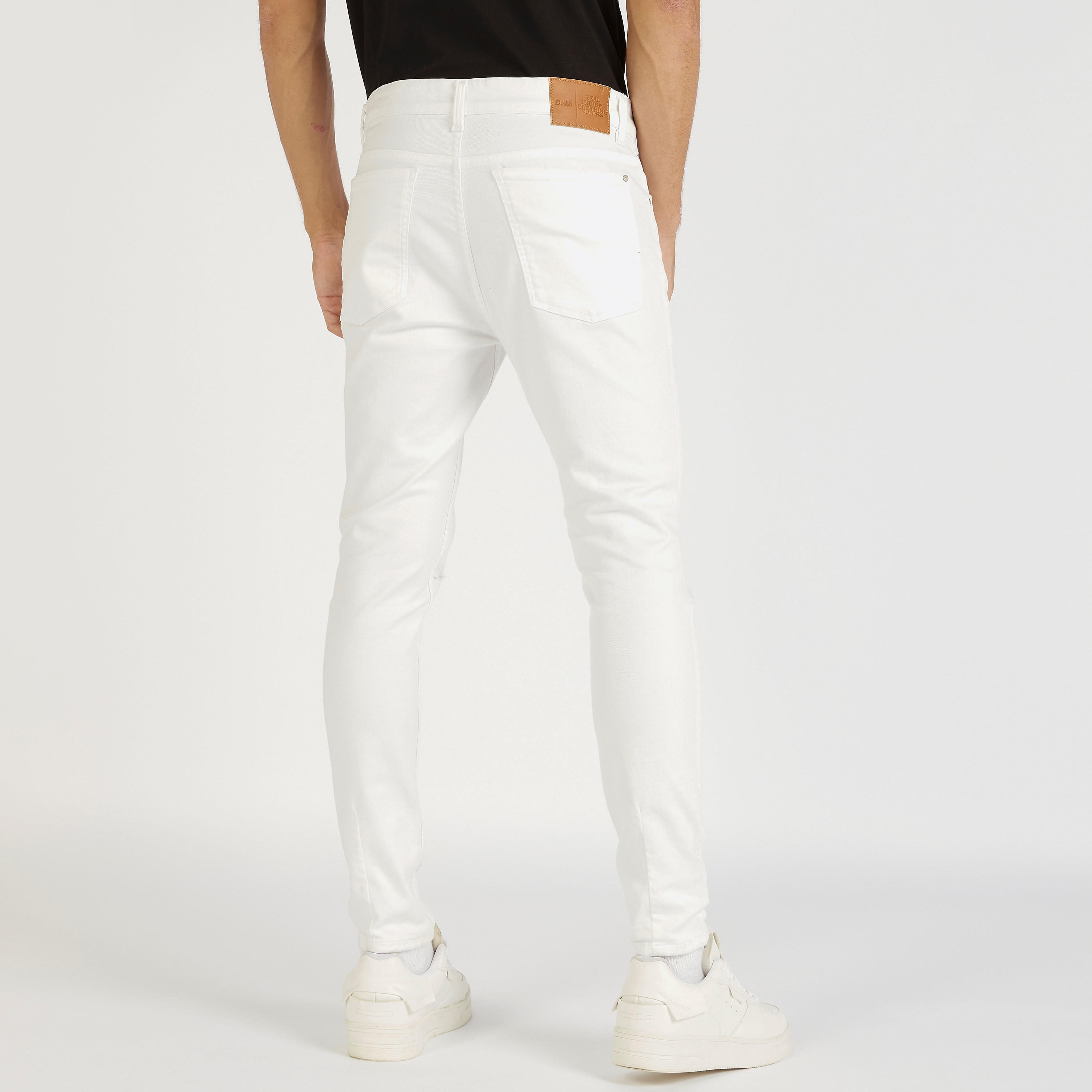 بنطلون جينز مضلّع بقصة سكيني وجيوب وخصر مرتفع-men-clothing-bottoms-jeans-image-4