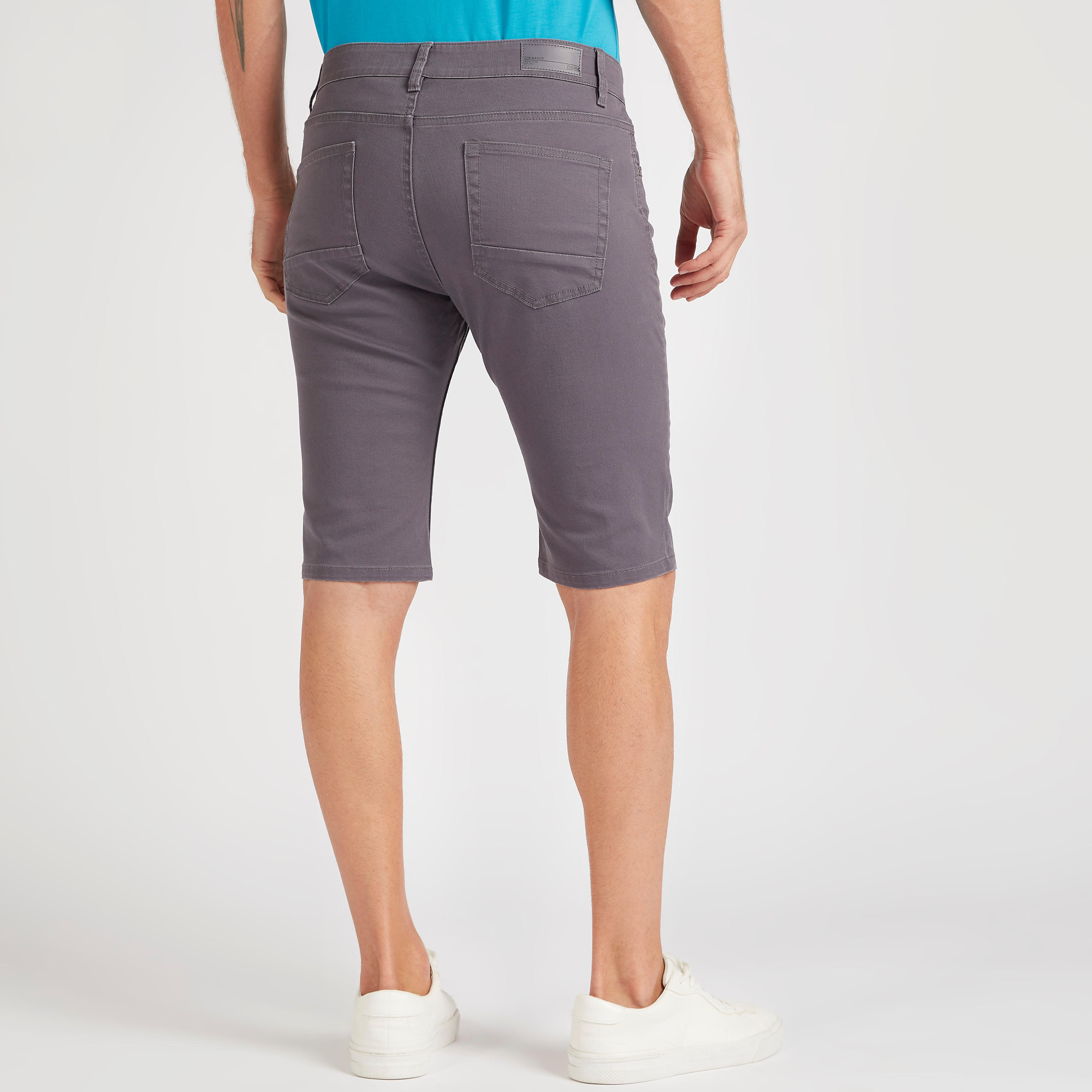 بنطلون دنيم سادة بزر إغلاق وجيوب من بوسيني-men-clothing-bottoms-shorts-image-2