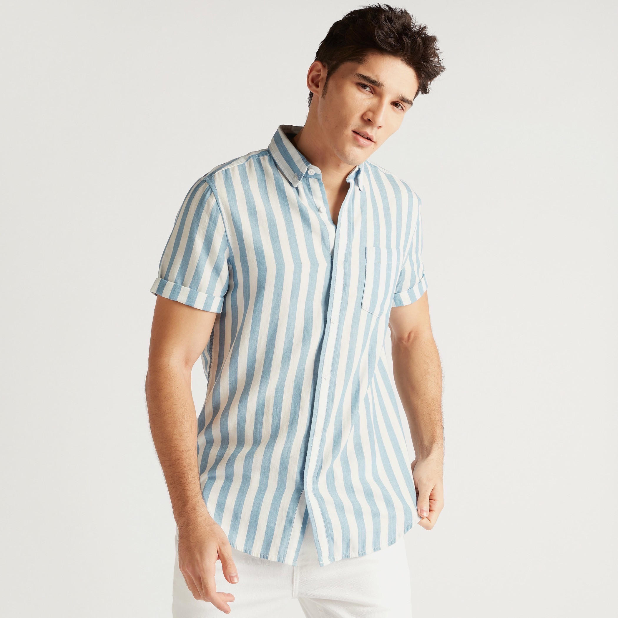 قميص دنيم مخطّط بأكمام قصيرة وجيب على الصدر-men-clothing-shirts-image-1