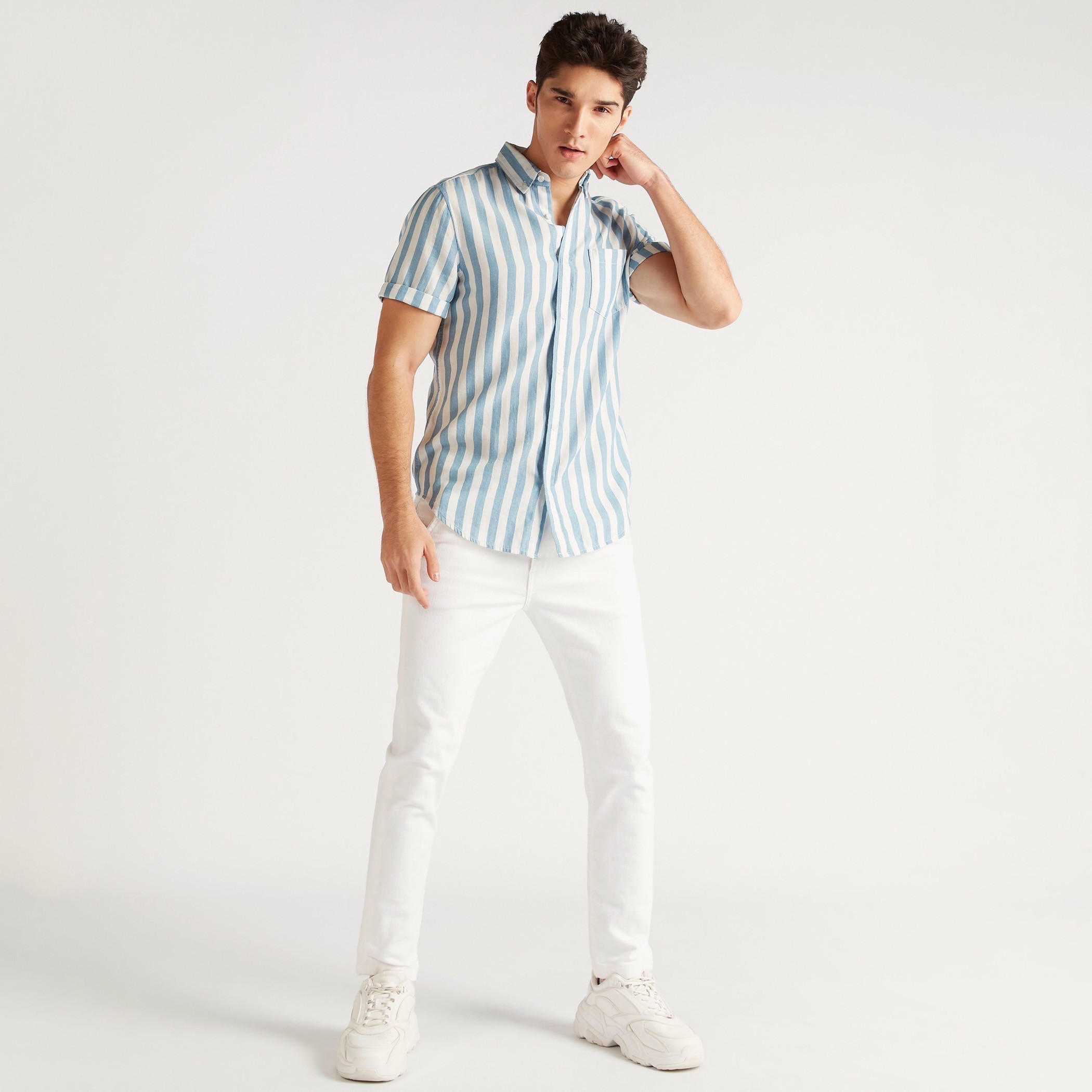 قميص دنيم مخطّط بأكمام قصيرة وجيب على الصدر-men-clothing-shirts-image-2
