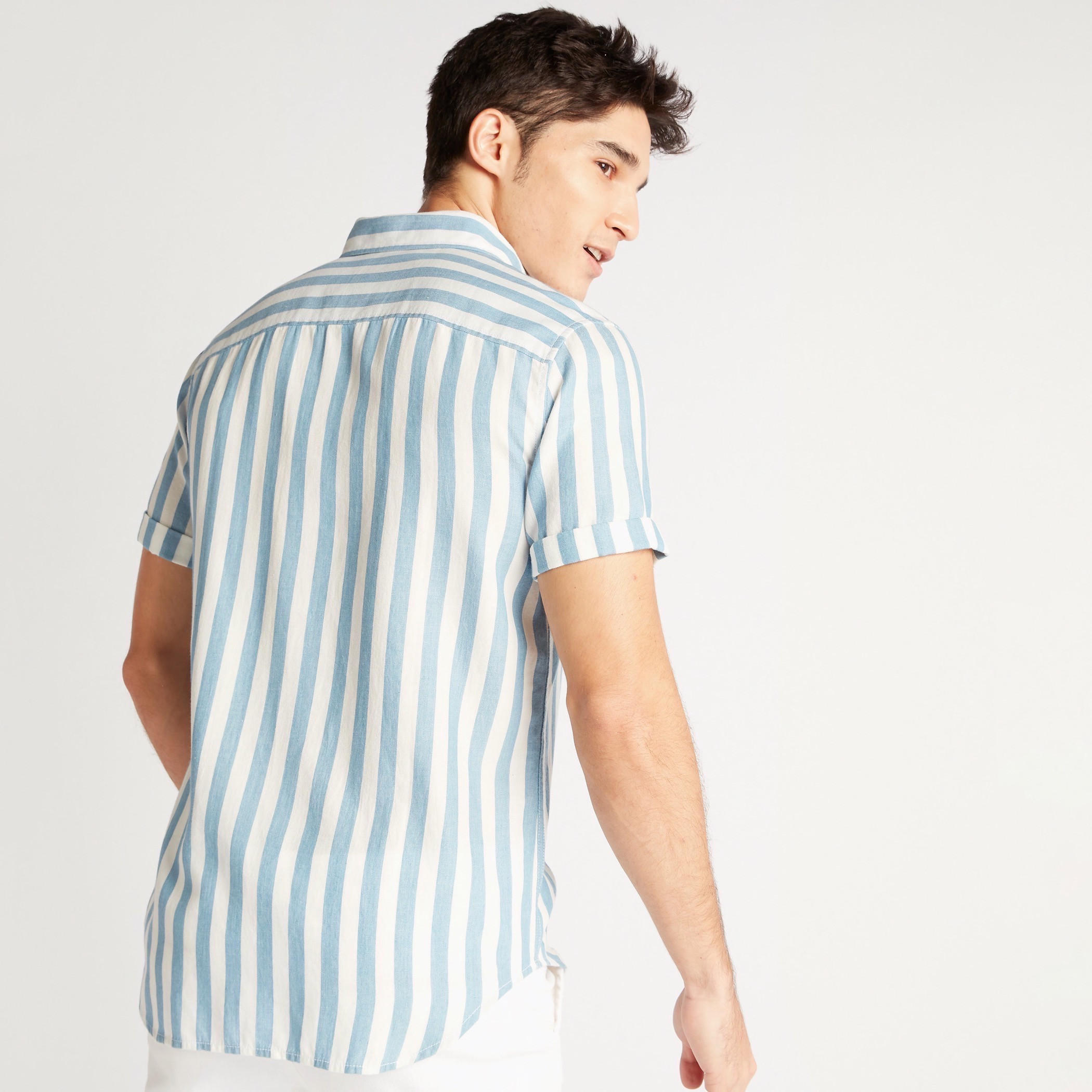 قميص دنيم مخطّط بأكمام قصيرة وجيب على الصدر-men-clothing-shirts-image-4