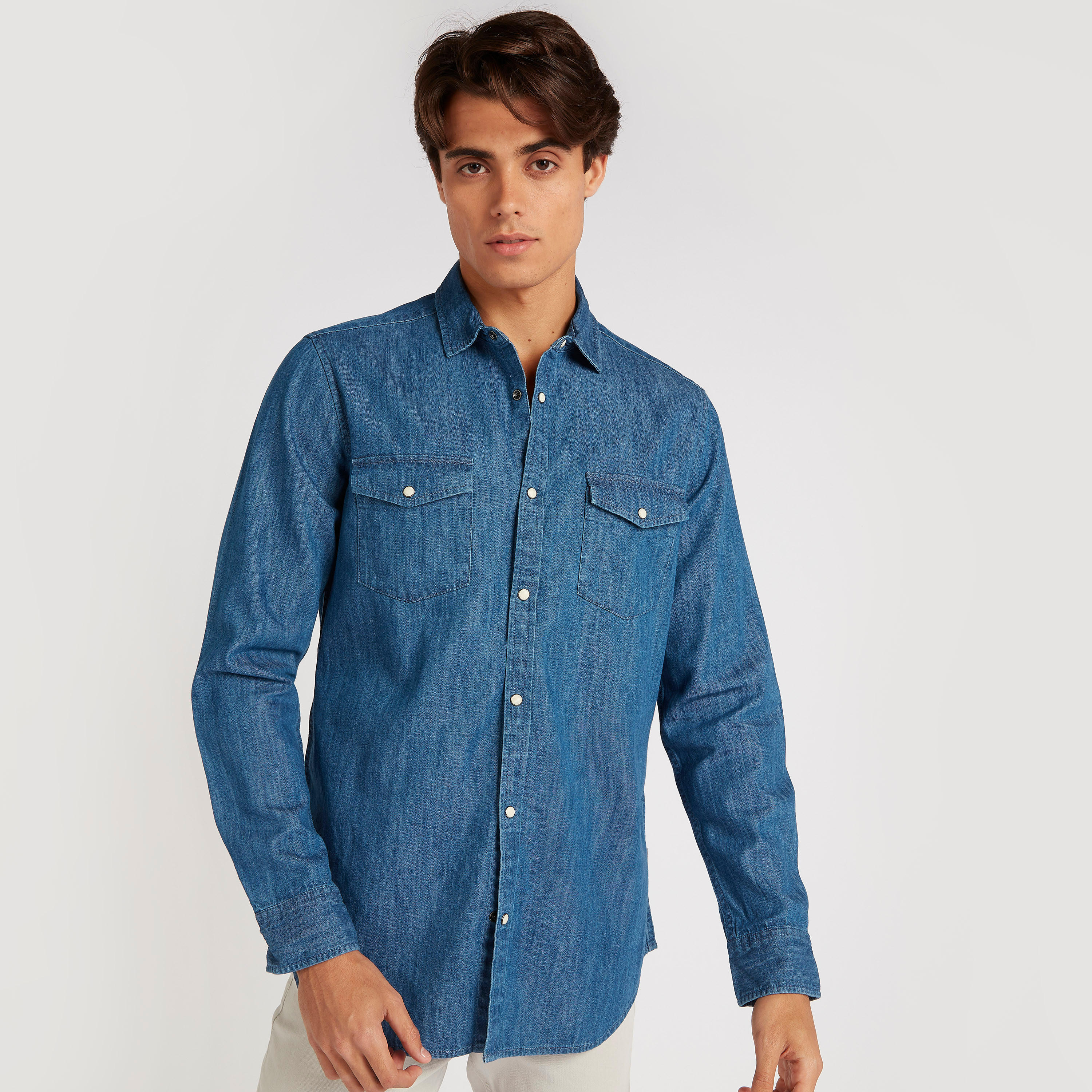 قميص دنيم سادة بأكمام طويلة وجيوب بطيّة-men-clothing-shirts-image-1