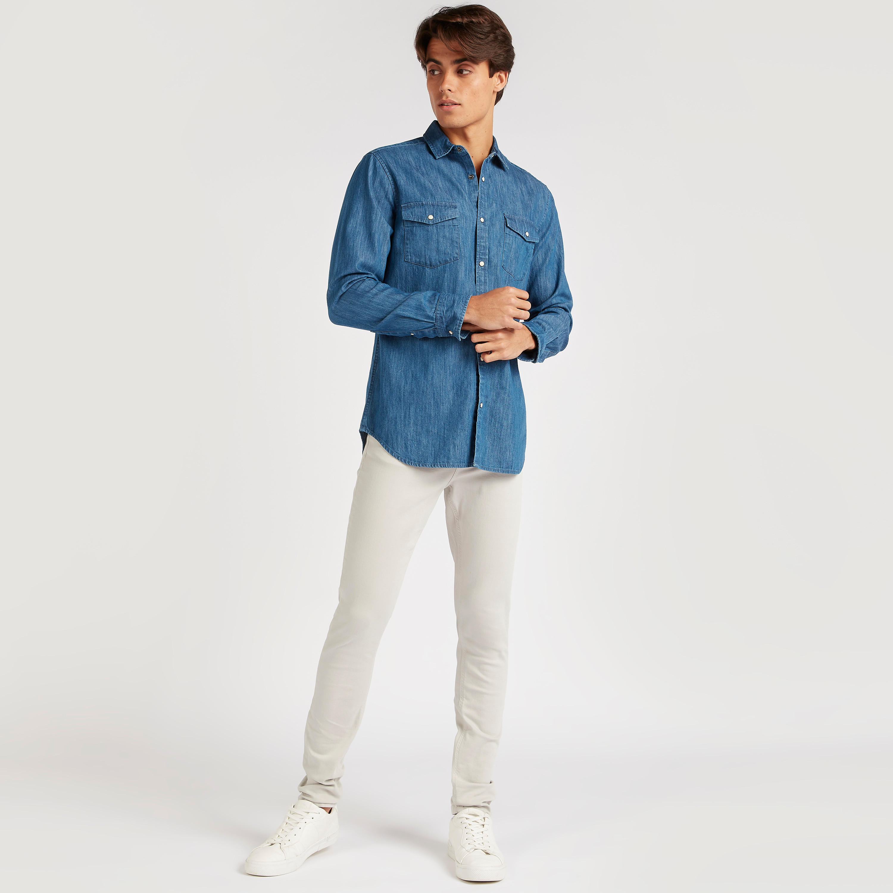 قميص دنيم سادة بأكمام طويلة وجيوب بطيّة-men-clothing-shirts-image-2