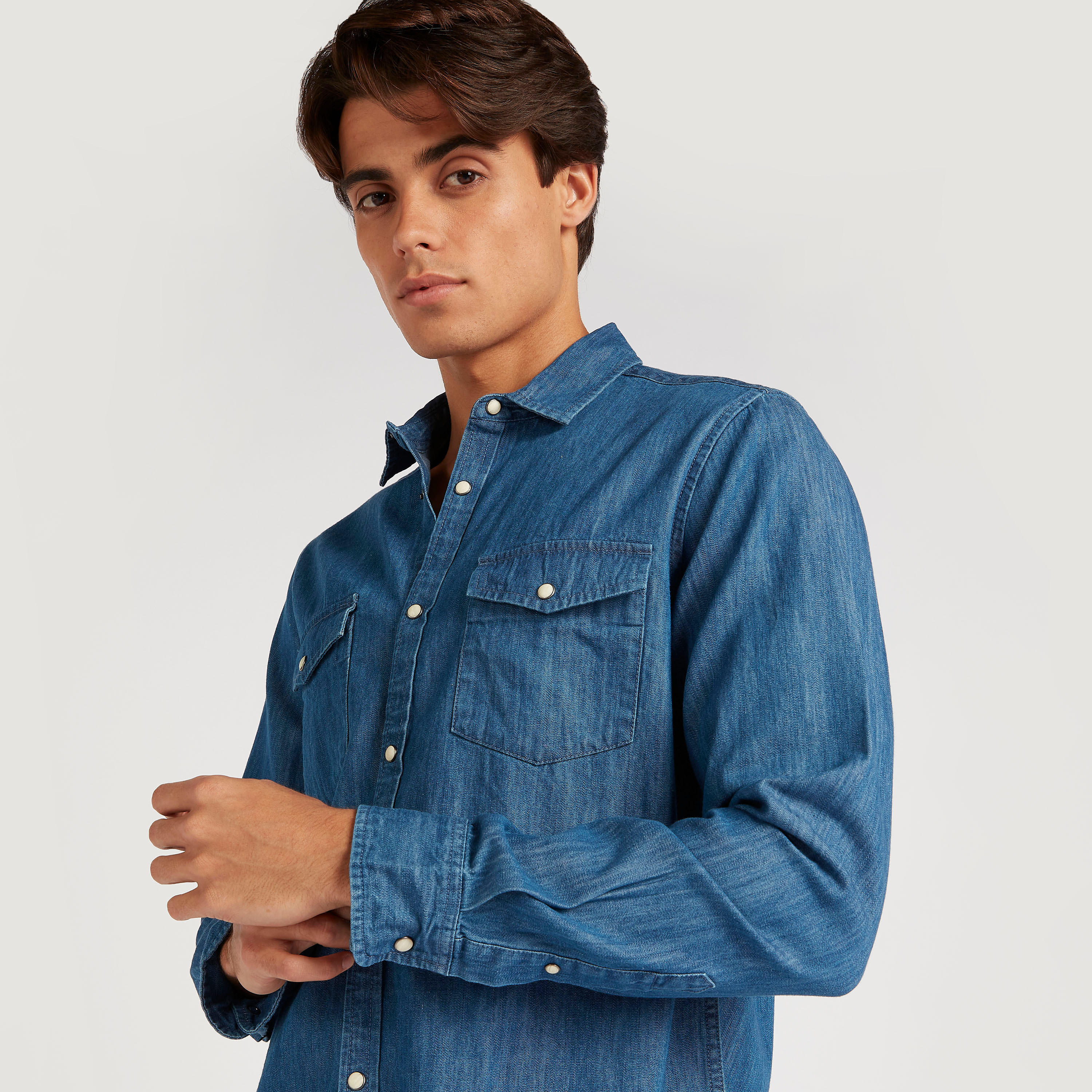 قميص دنيم سادة بأكمام طويلة وجيوب بطيّة-men-clothing-shirts-image-3