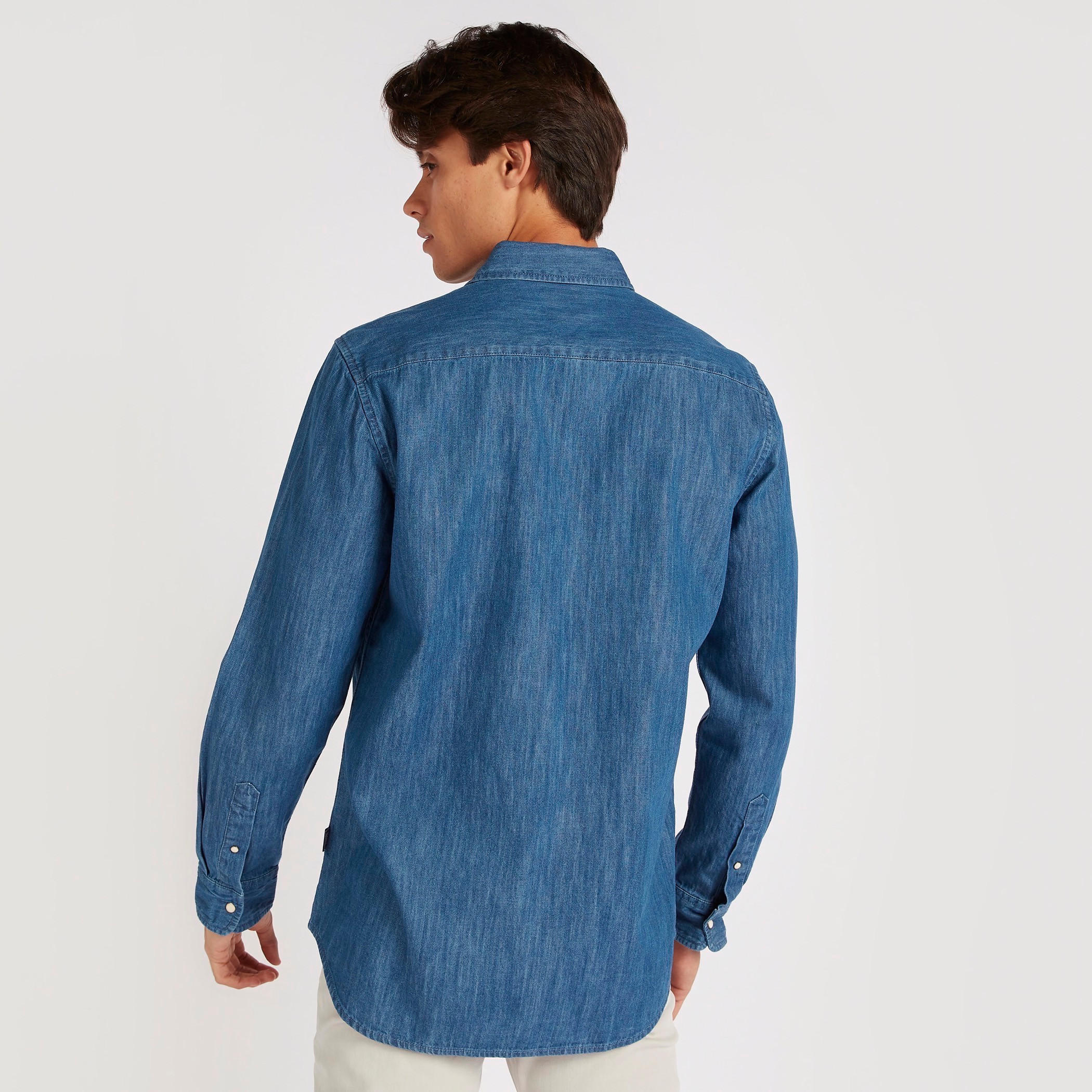 قميص دنيم سادة بأكمام طويلة وجيوب بطيّة-men-clothing-shirts-image-4