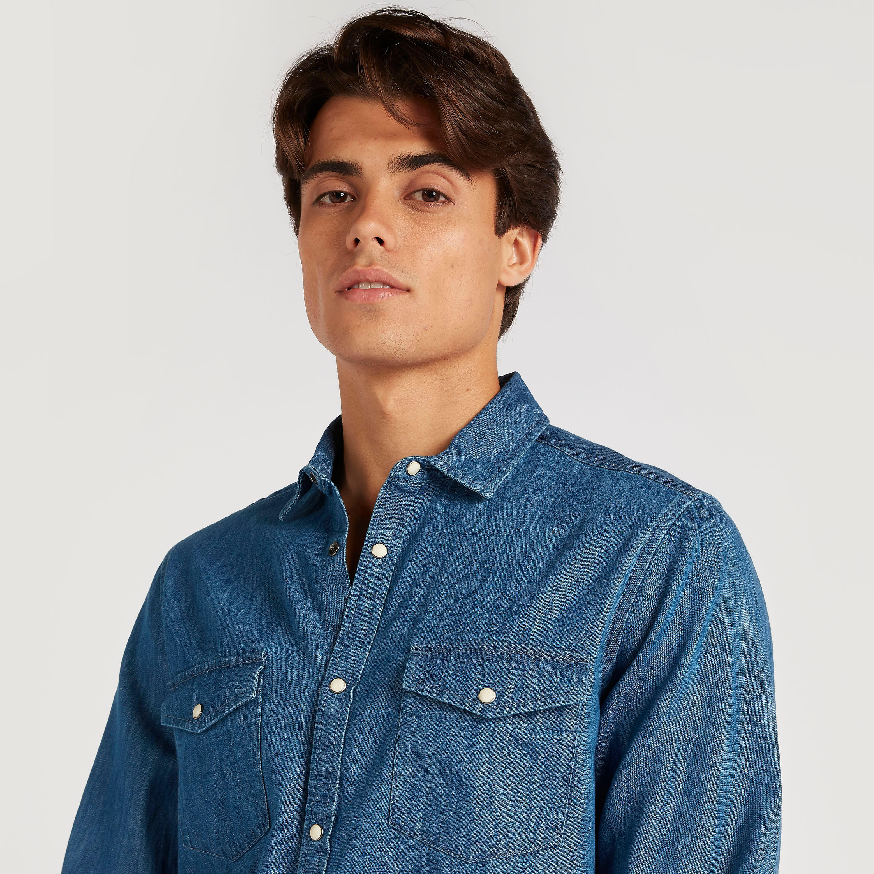 قميص دنيم سادة بأكمام طويلة وجيوب بطيّة-men-clothing-shirts-image-6