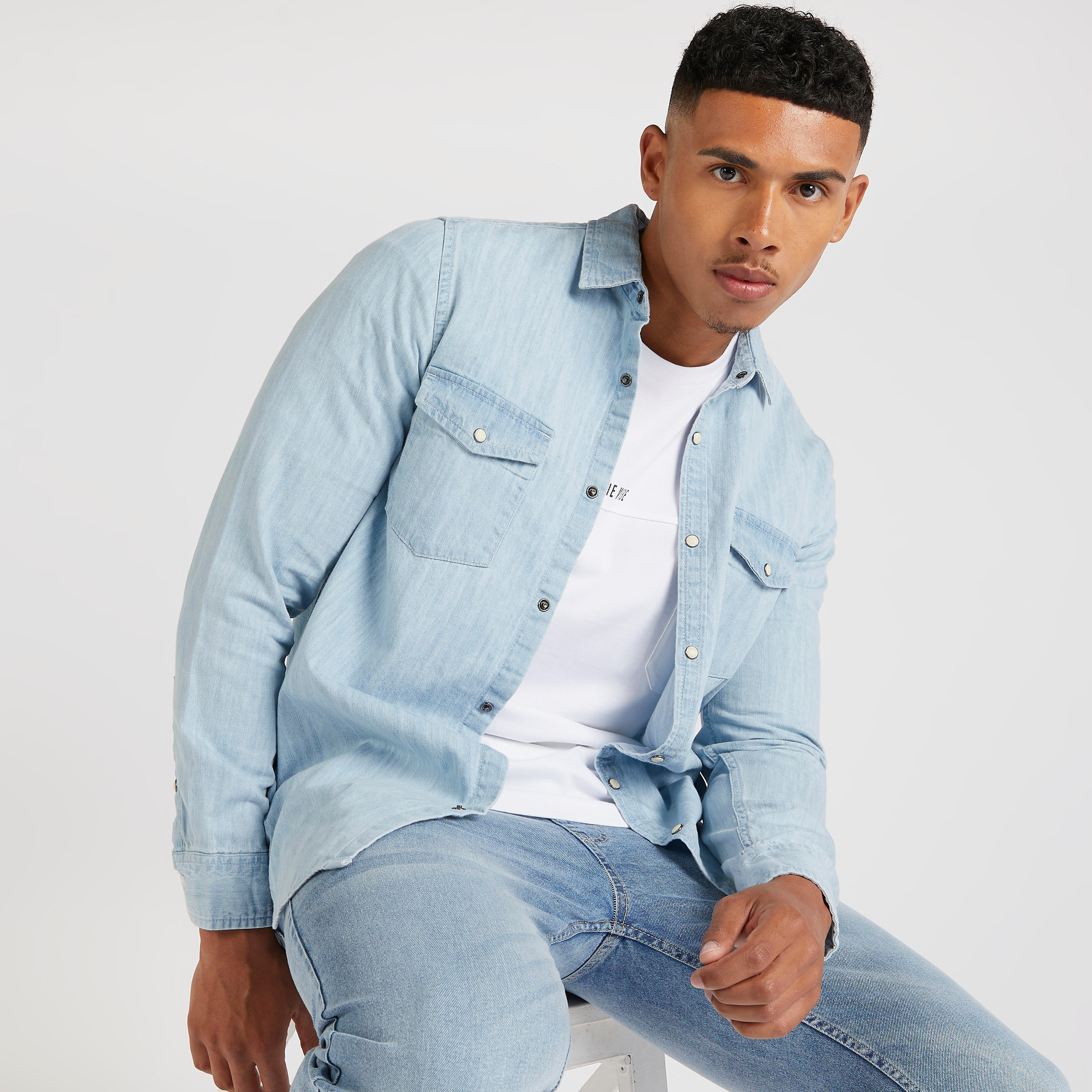 قميص دنيم سادة بأكمام طويلة وجيوب-men-clothing-shirts-image-1